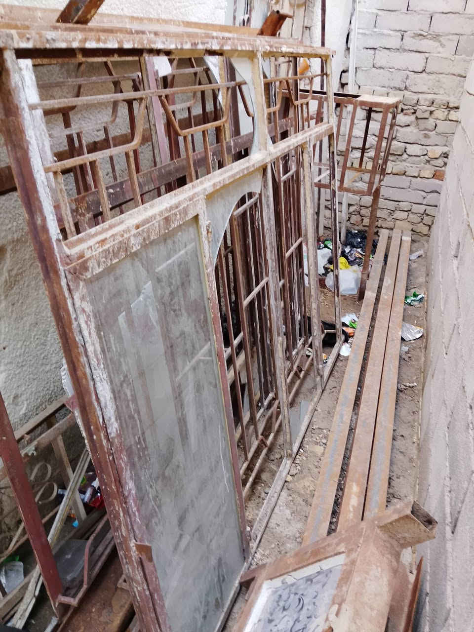 باب رئيسي
3 بيبان حديد
3 شباك اربع طلاقات
1 شباك 3 طلاقات
1 شباك طلاقتين 
1باب خشب 
حديد ثقيل جدا
للاستفسار ***********
