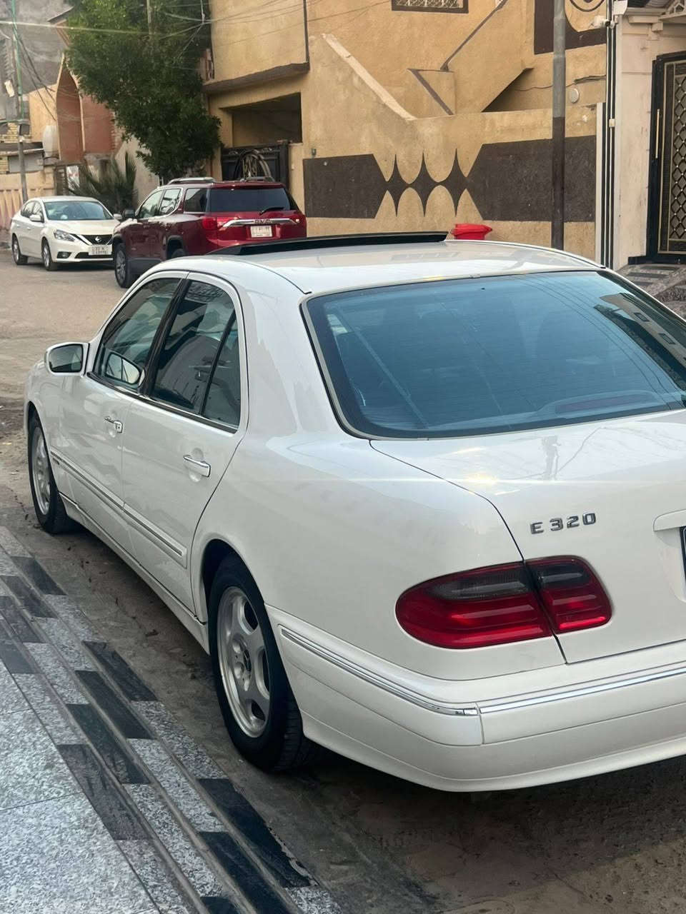 السلام عليكم 
مارسدس ام عيون  2001  اصل
رقم سليمانيه هزه جديده تريد تحويل تريد وكاله جاهز  
محرك320  Vبلادي 6 سلندر افنكارد كير تبريد كله سليم صدر امامي خلفي  جديد 
السياره وارد ياباني  فول موصفات 
فتحه صقف 
بصمه ابواب 
شاشه كشف اعطال 
تبريد قطعتين 
لايت بلاد زنون 
هواي بيها موصفات 
السياره  جديده وكلها على بلاد 
السعر 140 وبيها مجال لشراي 
العنوان بصره 
رقم الهاتف***********
