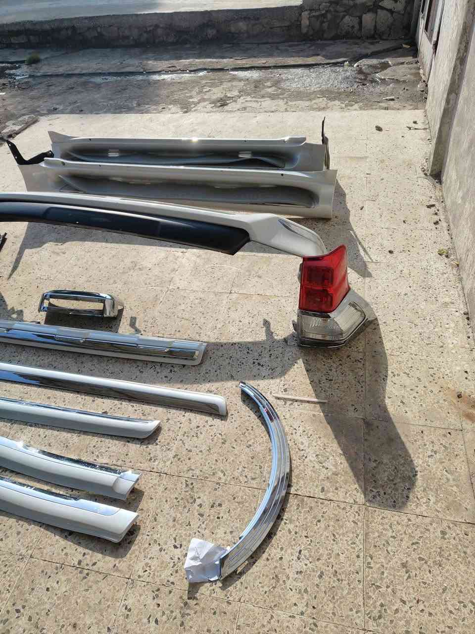 اغراض برادو دوسات ولحيه اماميه ترايش ونيكل وبك لايت اصلي ***********
