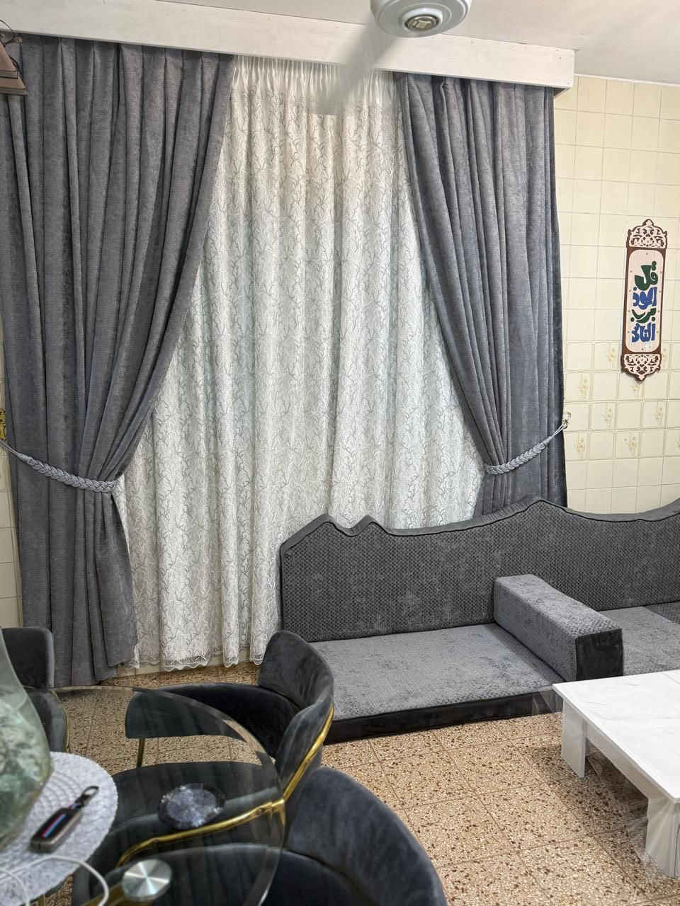 شقة ام غرفتين طابق ارضي في حي الشهيد حديقه وكراج خلفيه وممر امامي وصحيات خارجيه ومحور المطبخ والبلكونه شقه جديده جداً صبغ جديد درجة اولى وديكورات حديثه 
للاستفسار 
***********
***********
