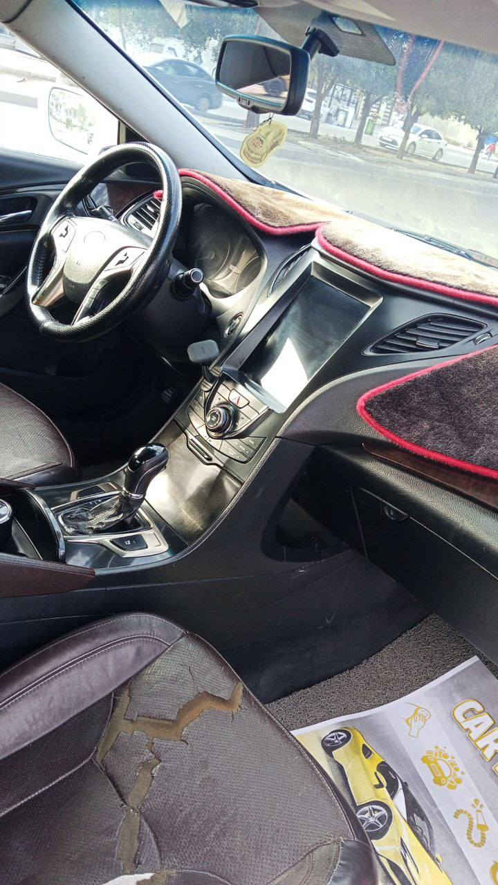 سلام عليكم ازيرا 2014 خليجي محرك 3000 لا تنقيص ولا تبخير ماشيه 212 الف  بانوراما وتبريد قطعتين وثلاجه بالجكمجه وكشنات جلد وحساسات خلفيه ومرايات شفط وكشنات كهرباء وبصمه تشغيل ودخول ذكي وتحكمات ستيرن  وبيها برده خلفيه وبردات ثنين بالكشن الخلفي وبيها اناره لد على طول السياره وتتحكم بيها بالتلفون والسياره مشدودلها لايتات زنون  ومسويلها ادامه كامله للمحرك نوزلات وبلكات ومجاول والدهن كله اصلي وما متعوبه السياره بس البنيد مصبوغ والجاملغ الي عكس السايق  مصبوغ والسياره كلش نظيفه اي نقص مابيها وشادلها كامره تسلا وعازل شفاف حراري لكل الجامات والسياره اي نقص مابيها ولا كلوب بالدشبول مشتغل صدر مسوي جديد ومنظومه تبريد هذا الموسم شديته والسياره رقمها بغداد الجديد وهزه جديده رايدها ب122  وبيها مجال  بسيط كلش وهذا رقمي *********** ومكاني بغداد حي الجهاد واعتذر على الاطاله
