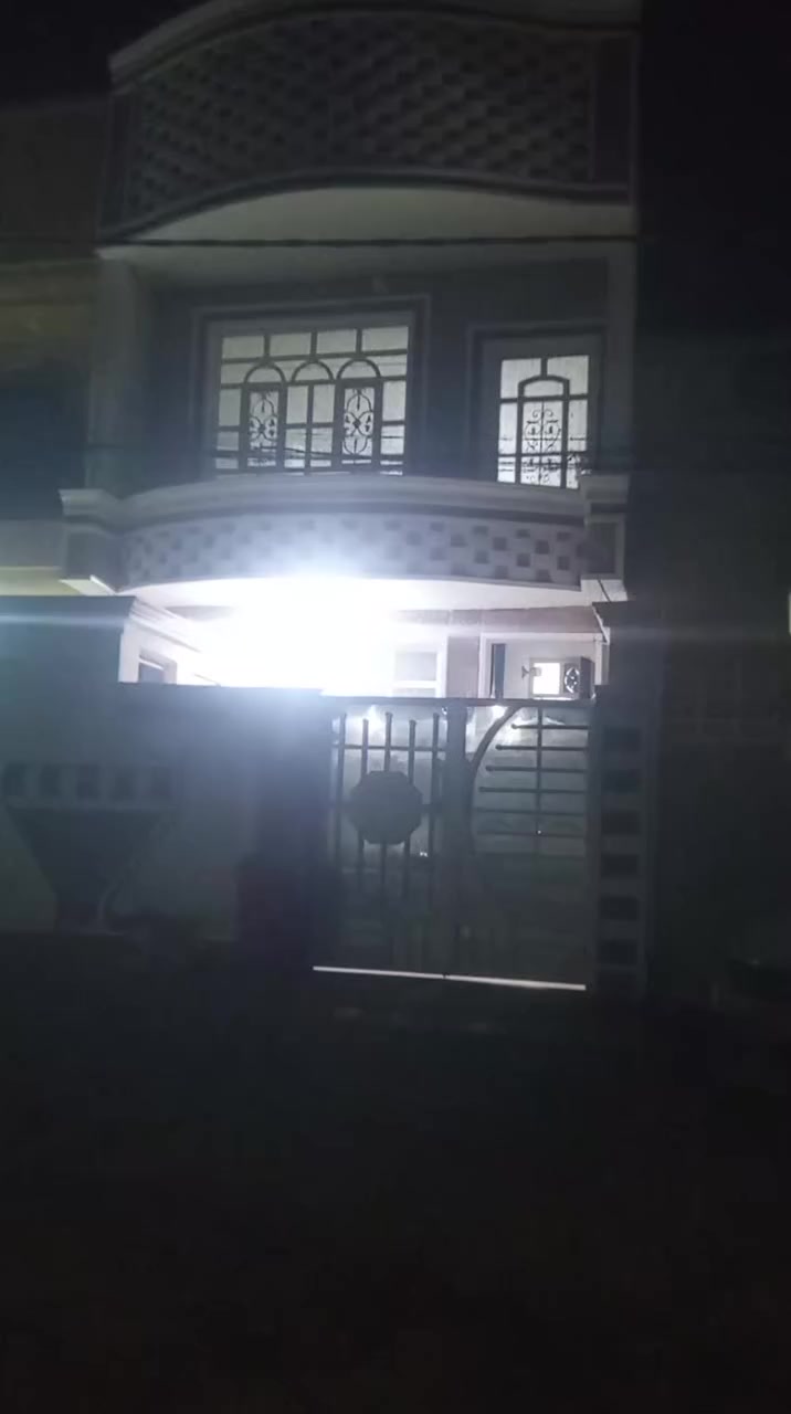 دار للبيع
100متر طابقين بناء حدــــــــــيث 

خريطه كامله في شارع 80 

حي محيزم قرب مجمع زمـــــــــزم 

قريب عن شارع 80 بناء جديد
***********
