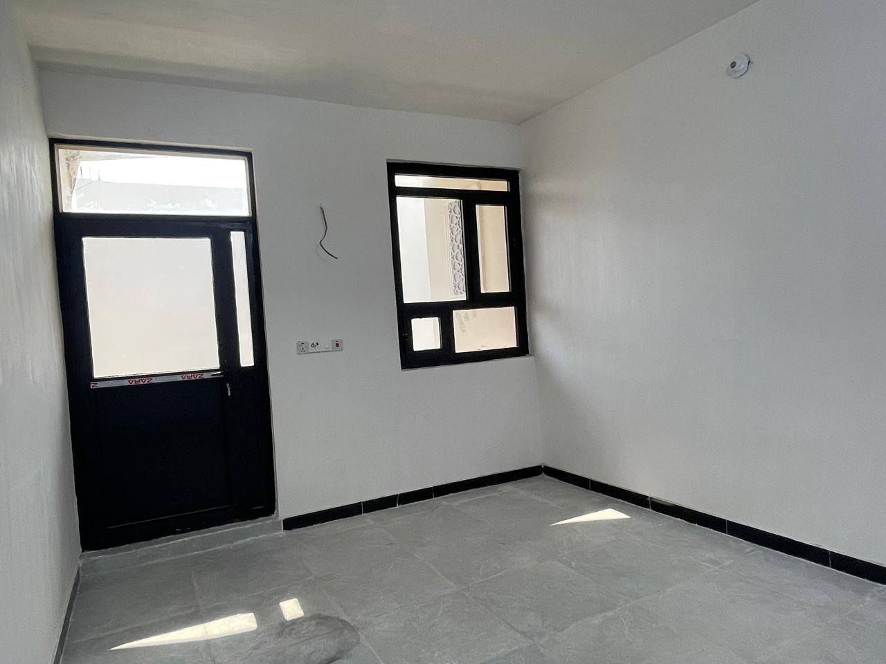 🏠 بيت للبيع
استثمار أو سكن 
📍 مقابل القدس (باب الحارة)
قريب على الشارع الرئيسي 
➡️ أول فرع على اليمين
📐 المساحة: 80 م
🏢 طابقين
🛏 3 غرف نوم
🛋 صالة
🚿 صحيات بالطابق الأول والثاني
➕ طرمة + صحيات خارجية
✅ البيت كامل وما ناقصه شيء
🛣 عرض الفرع 8 م
📄 سند 25
💰 السعر: 68 وبيه مجال
📞 التواصل مع صاحب البيت مباشرة
*********** (موجود واتساب)
            ℹ️ مكلف بالنشر فقط
