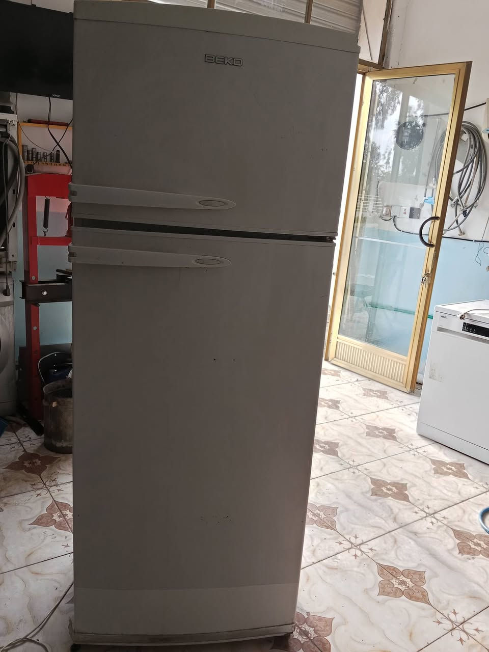 ثلاجة ارجلك للبيع شرط الشغل
***********
