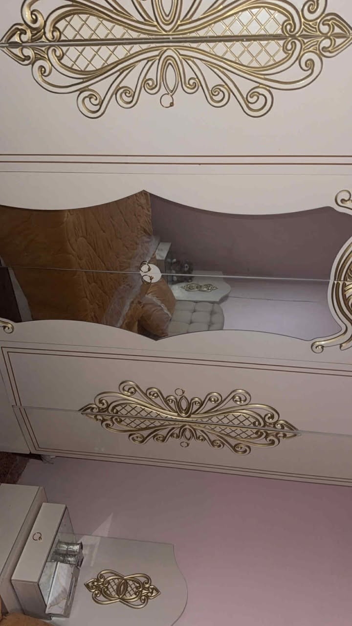 غرفة نوم تركي 8 قطع مكان حمدانية سعر 600 الف
***********
