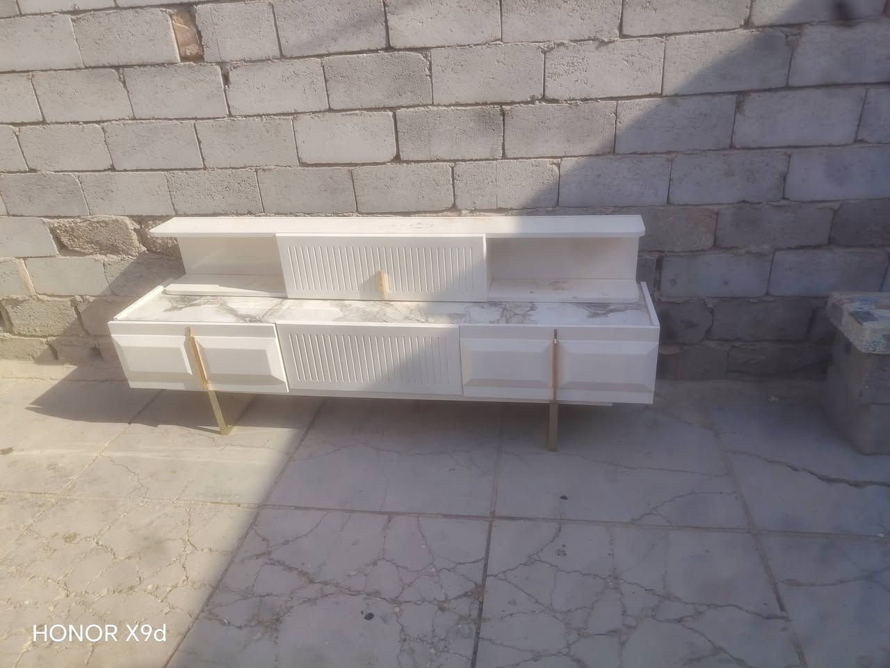 سلام عليكم ميز بلازمه للبيع الميز جديد وهاذه الفوكه رف يندك فوكا مكاني دوانيه جلبيبي قرب مدرسه الكرمين رقمي***********والسعر ٦٠ وبي مجال
