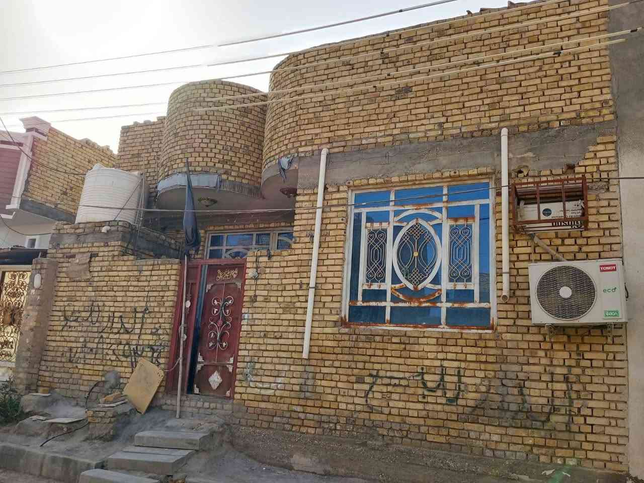 اسلام عليكم 
بيت 100م امامي للبيع
السكان الصناعي ثاني بيت عن الركن النزله الثالثه قرب مدرست الحمزه 
يتكون من غرفه عدد 2 وحده فوك وحده جوه 
استقبال +مطبخ+صاله+صحيات خارجيه +صحيات داخليه + منطقه مخدومه  وبسعر 105 وبي مجال رقم ***********
