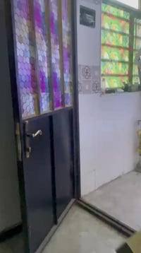 ورحمه الله  شقه للايجار طابق ثاني منطقه الرواد خلف كليه الهادي  السطح ...