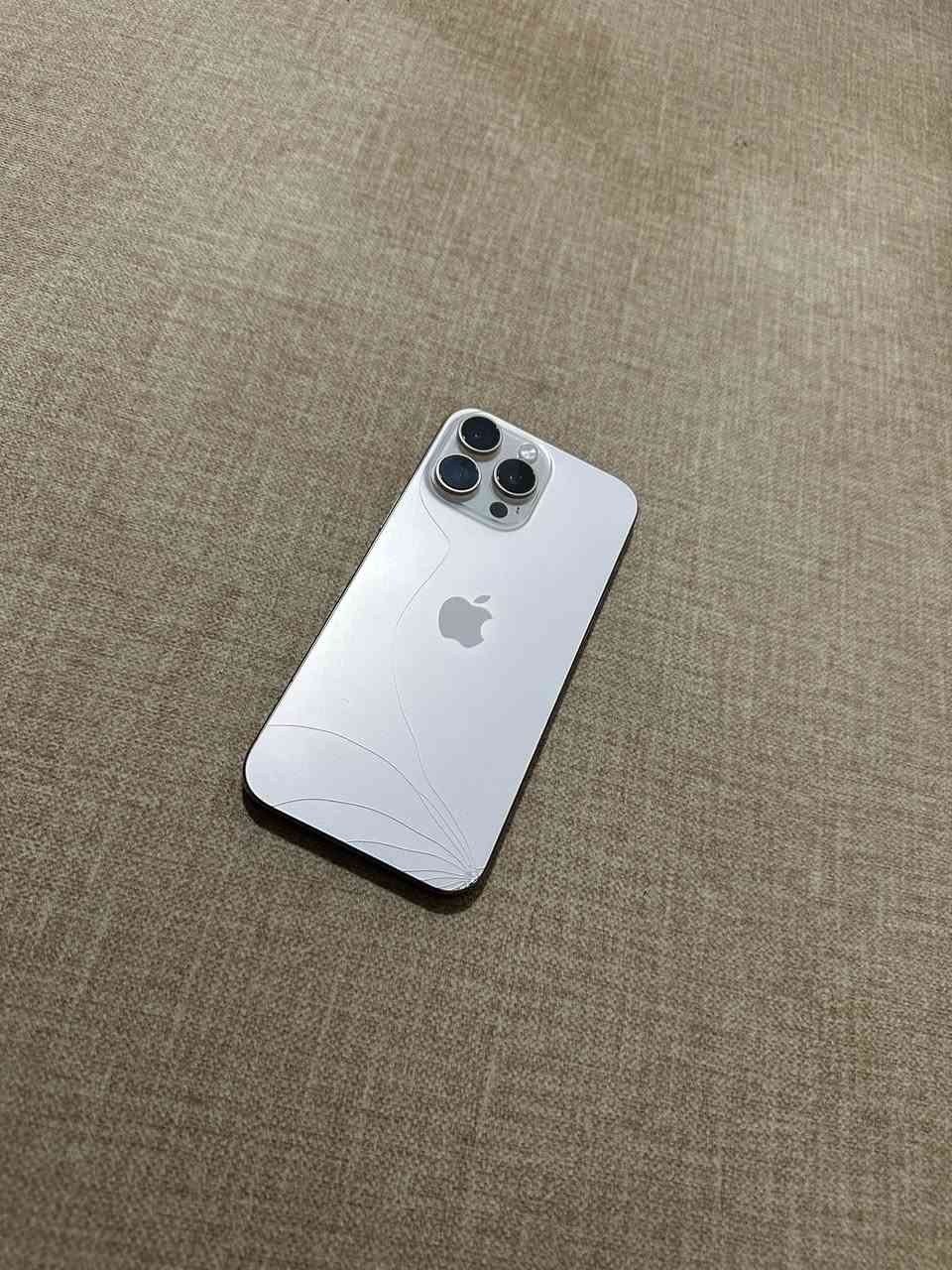 سلام عليكم للبيع ايوفون 16برو ماكس لون صحراوي ذاكره 256 بطاريه 99 ضمان ماستر كارتون وكيلبل اصلي وياه مكسور الضهر وبيه طخه بل شاصي 
كله بلادي سعررر 1و 100مكان بصره قضاءالمديه الرقم ***********
