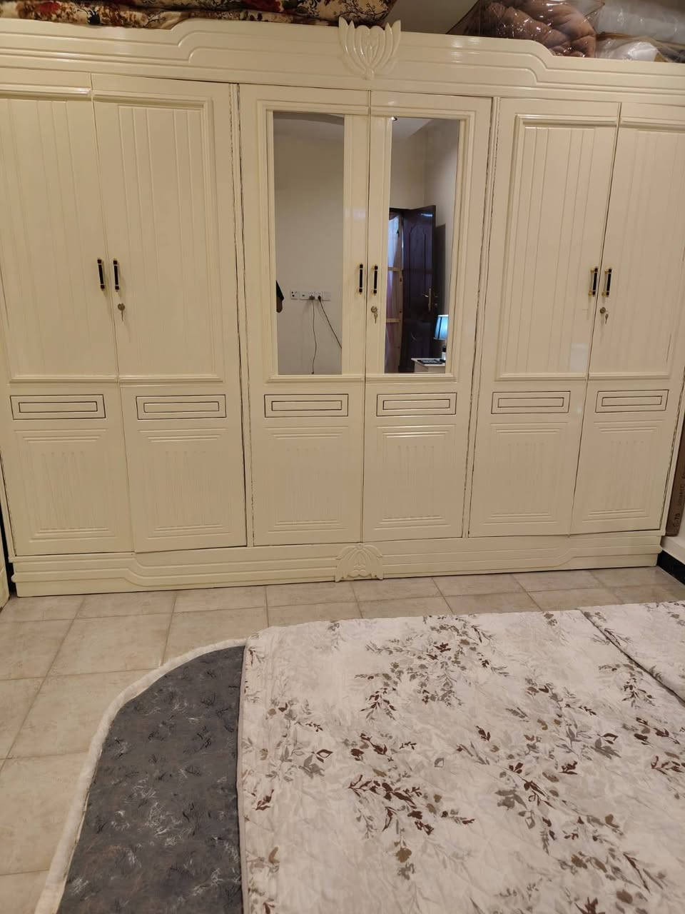 سلام عليكم غرفه اخشاب نجاره عراقيه شكل تركي وجها NDF داخل صاج خشب ٤ ملم استخدام ٤ اشهر جديده شخط مابيها عنوانها كوفه شارع المطار القديم سعرها مليون وبيها مجال دوشك وياها جديد 
*********** للستفسار
