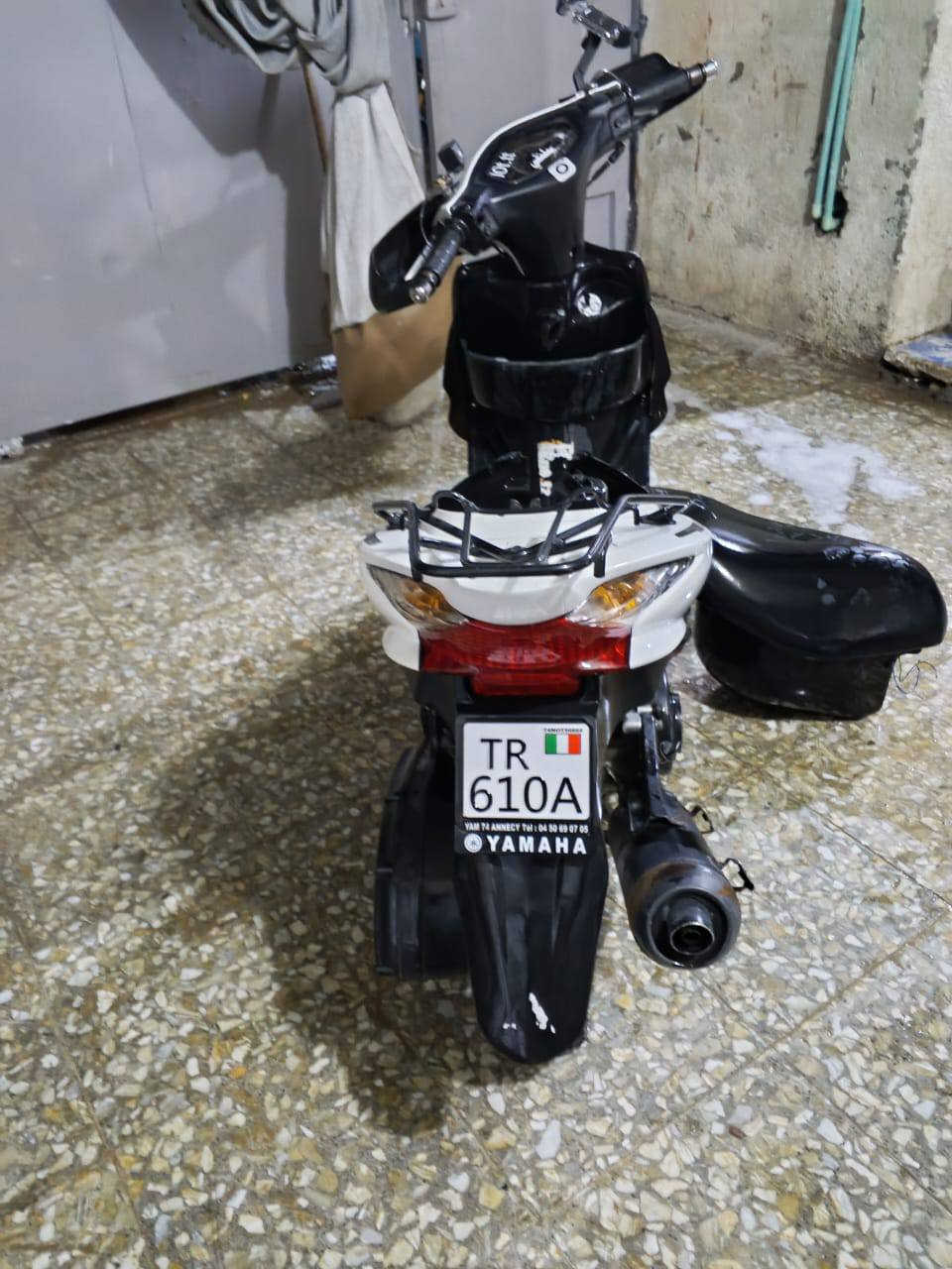 السلام عليكم دراجة ادرس 
ياباني مكفولة محرك ما عدة 
الكفر الامامي مكسور تخم تاير ويل نجمة جدد متوازي 
لسعر 650 وبيه مجال بسيط رقم ***********
كوت
