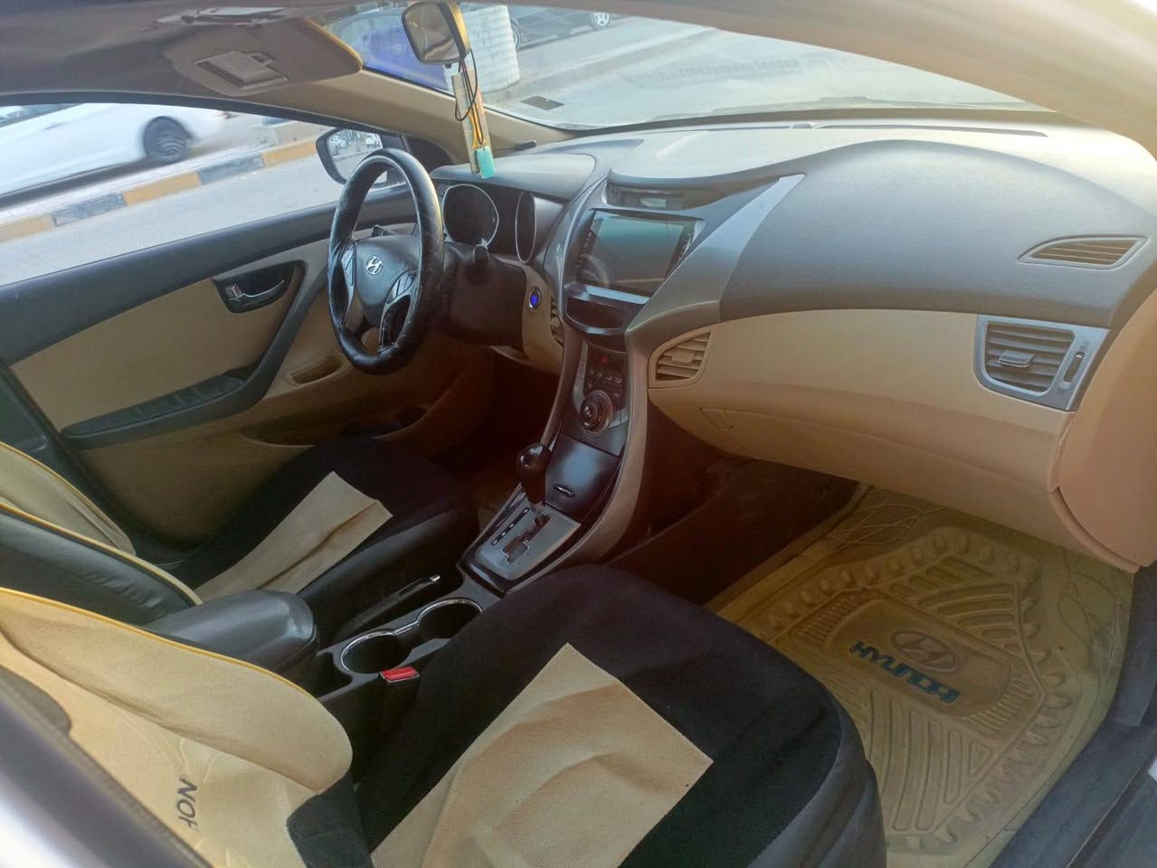 الانترا ١٤ بسمي بيه كارت صبغ قليل والباقي مكفول  سيارة فول فتحة تحكم بصمة السعر ١٢٣
***********
