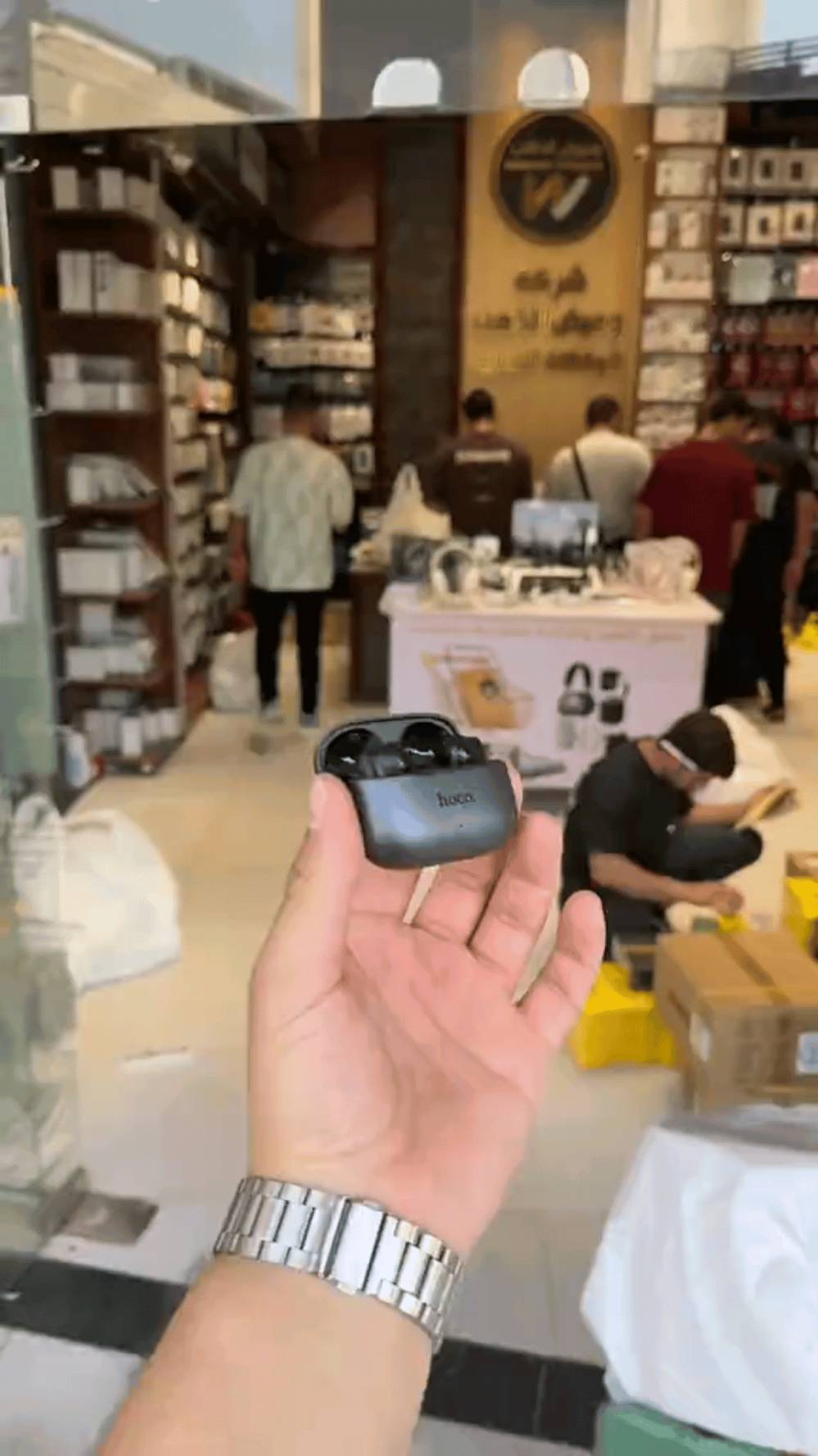 ايربود HOCO EQ27 AI للترجمة الفورية مع عزل ضوضاء

الاستخدامات

الترجمة الفورية أثناء المكالمات الهاتفية عند ربط السماعة بالتطبيق المخصص.

إجراء مكالمات واضحة حتى في الأماكن المزدحمة بفضل عزل الضوضاء.

الاستماع للموسيقى، الفيديوهات، والبودكاست بجودة صوت عالية.

مناسبة للسفر، العمل، الدراسة، والتواصل مع أشخاص بلغات مختلفة.

المميزات

ترجمة ذكية بالذكاء الاصطناعي (AI Translation) تدعم الترجمة عبر التطبيق لأكثر من 134 لغة.

تقنية عزل الضوضاء ANC + ENC لتحسين جودة المكالمات وتقليل الضجيج المحيط.

4 مايكروفونات لالتقاط صوت واضح أثناء المكالمات والترجمة.

إصدار بلوتوث 5.4 لاتصال أسرع وثابت مع استهلاك أقل للطاقة.

جودة صوت Hi-Fi مع دعم بروتوكولات الصوت: HSP  HFP  A2DP  AVRCP.

عمر بطارية السماعات حتى 7 ساعات استخدام متواصل.

علبة شحن توفر حتى 28 ساعة استخدام إجمالي (تشحن السماعات عدة مرات).

شحن عبر USB-C (DC 5V) سريع وسهل.

تصميم مريح مع سدادات سيليكون متعددة المقاسات لثبات أفضل داخل الأذن.

تحكم باللمس لتشغيل الموسيقى، المكالمات، والمساعد الصوتي.

محتويات الصندوق

سماعتي ايربود HOCO EQ27 AI

علبة شحن

كابل شحن USB-C

سدادات أذن سيليكون إضافية

دليل الاستخدام

الملاحظات

الترجمة تعمل عند ربط السماعة بتطبيق الهاتف (يتطلب إنترنت).

الترجمة مخصصة للمكالمات والمحادثات، وليست ترجمة مستقلة بدون هاتف.

يُنصح بشحن السماعة بالكامل قبل أول استخدام.