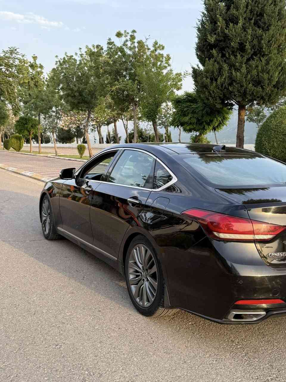 السلام عليكم اخوان سيارة g80 2016 
خليجية V6 
لون اسود و داخل بيج فول مواصفات رويال 
بانوراما 
تبريد امامي متغير المناخ
تبريد خلفي
بردة خلفية كهرباء
 ابواب شفط 
مري شفط 
ماوس خلفي 
جنطة كهرباء 
هاند بريك كهرباء 
اوتو هولد 
ويل رويال يعني الاطارات تو سايز 
رقم اربيل مميز سنويه لل ٢٨ 
مكينة و كير و كهربائيات و تبريد بشرررط 
السعر ١٦٥$
مكاني حلة ورقمي 
***********
