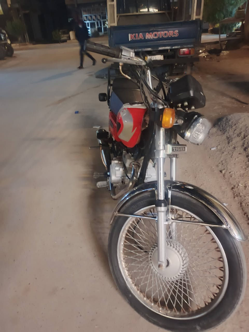 السلام عليكم دراجة للبيع اوراق مكفولة من كلشي جديدة الدراجة مديل 2021 كهربايات كلة شغالة مكاني حلة جسر نادر سعرة 450وبية مجال اتصل ***********
