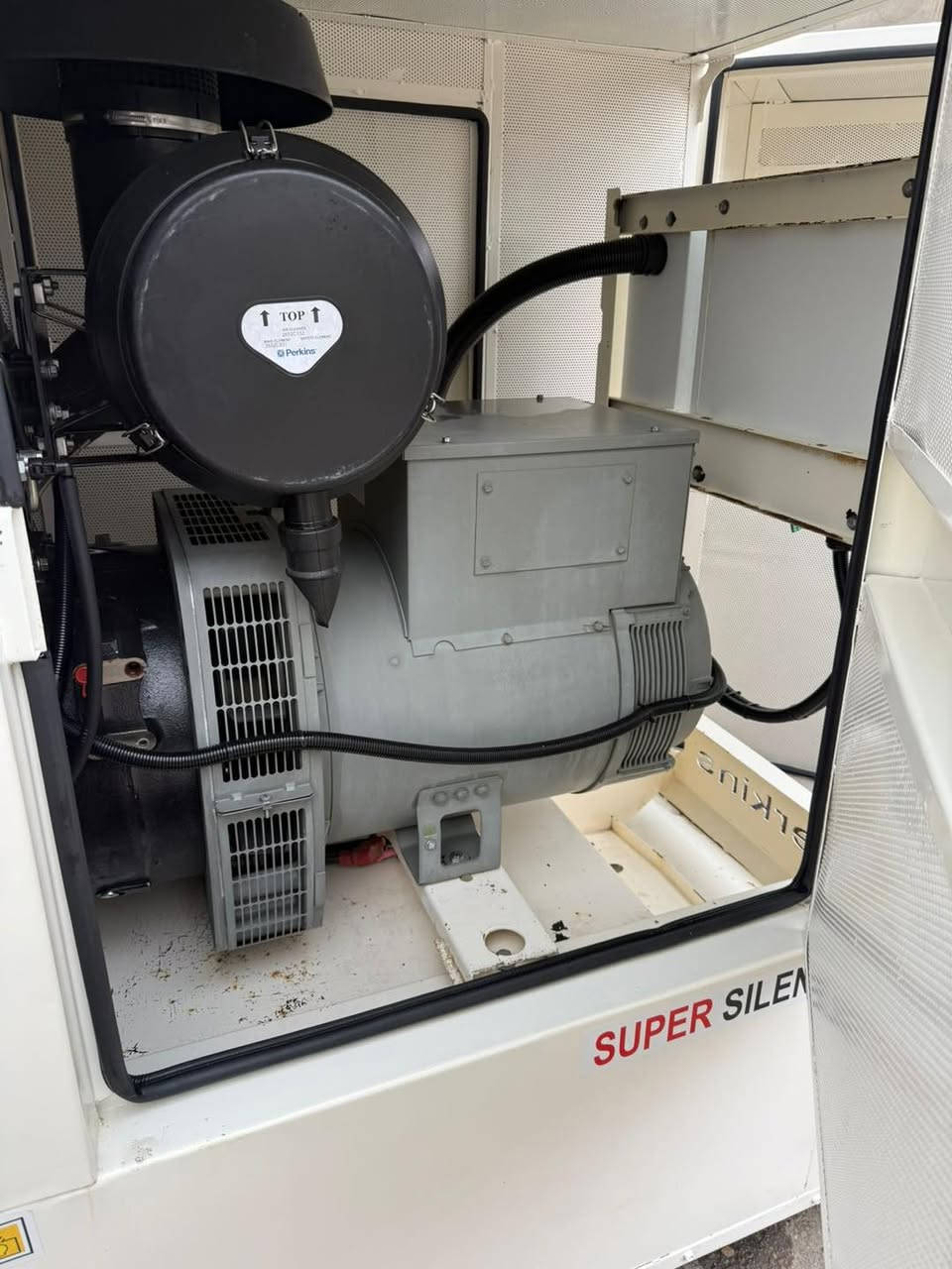 للبيع — مولد بيركنز إنكليزي أصلي
⚡ القدرة: 150 K.v
🔇 كاتم صوت 100% عراقي 
‏🇫🇷 رأس التوليد توليد:لوري سومير
⏱ ساعات التشغيل:2480ساعة فقط
‏🆕 حالة المولد: اخت الزيرو
📍 المولد بلاديه — ضمان على الحمل

📞 للتواصل واتساب: ‭0770 920 5284
