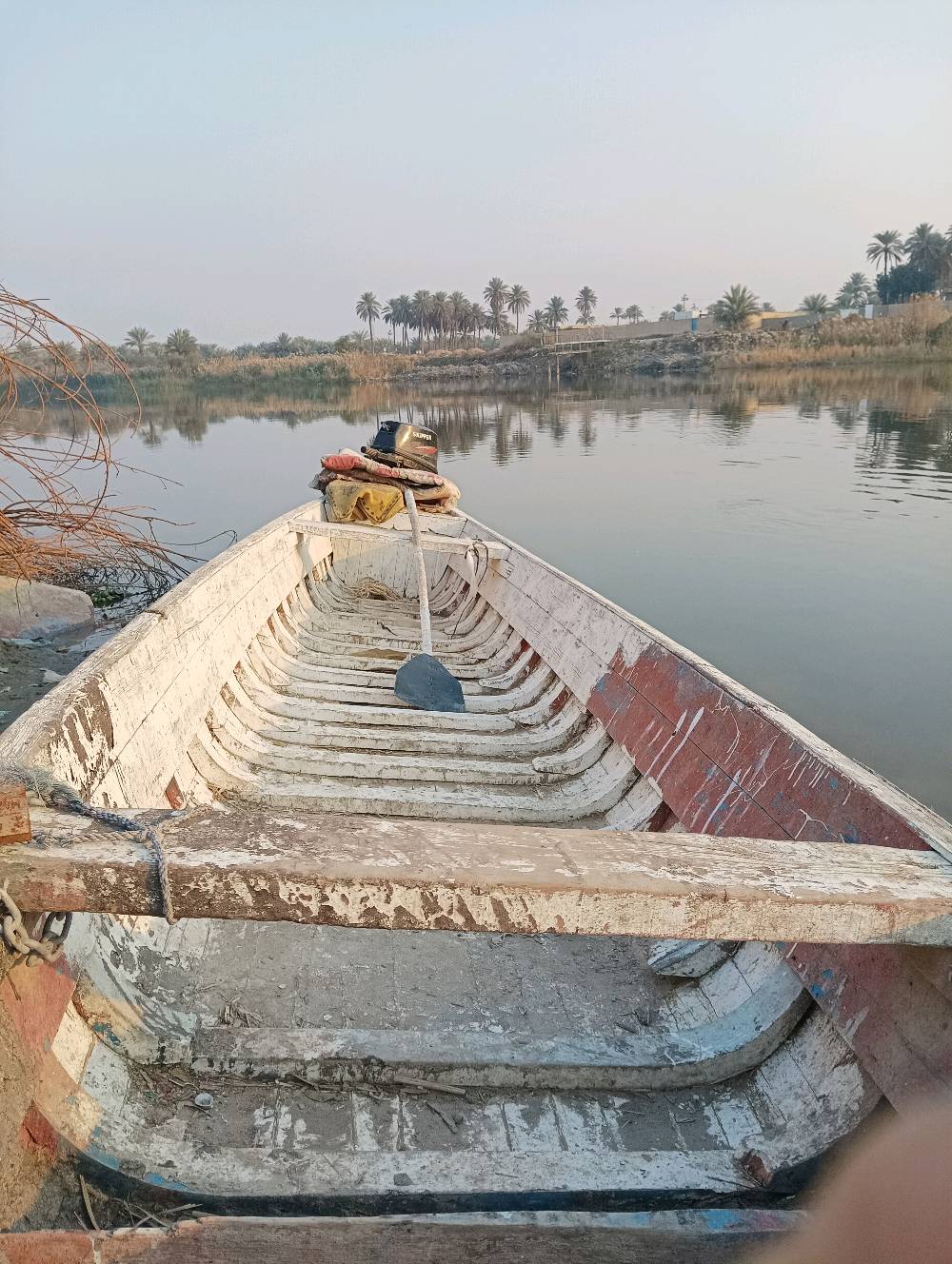 بلم للبيع بحالة جيدة، مصنوع من الخشب ومجهز بمكينة خارجية نوع Skipper. يناسب الاستخدام في الأنهار والبحيرات. تصميمه التقليدي يوفر سهولة في القيادة والتنقل في المياه الهادئة.