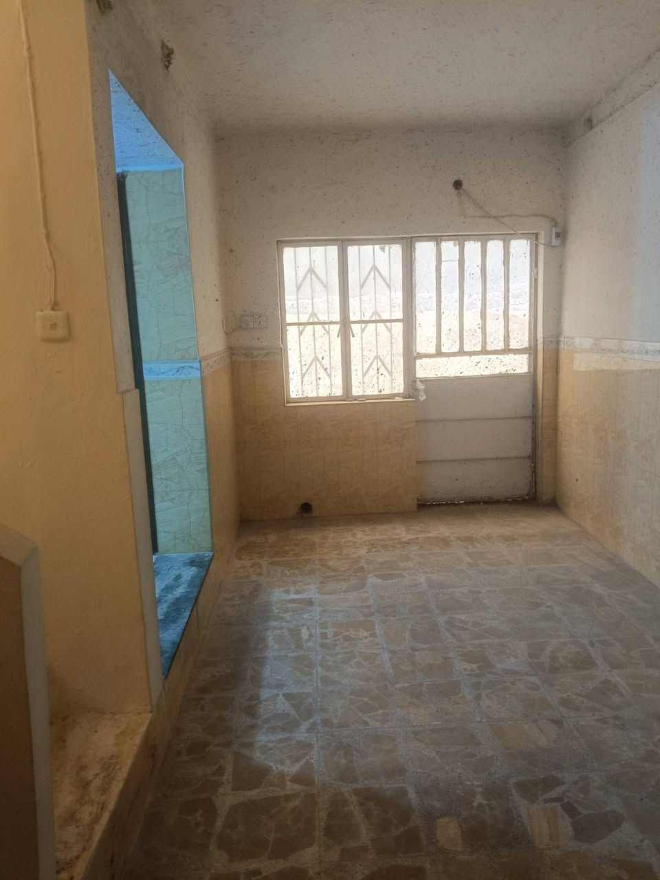 دار للايجار المساحة 200 متر بحي الكرامة يحتوي على  غرفة نوم عدد2 وصالة ومطبخ واستقبال وصحيات داخلية وخارجية الايجار الشهري 550 مقدمة اربعة اشهر أي استفسار الاتصال بالموبايل ***********
