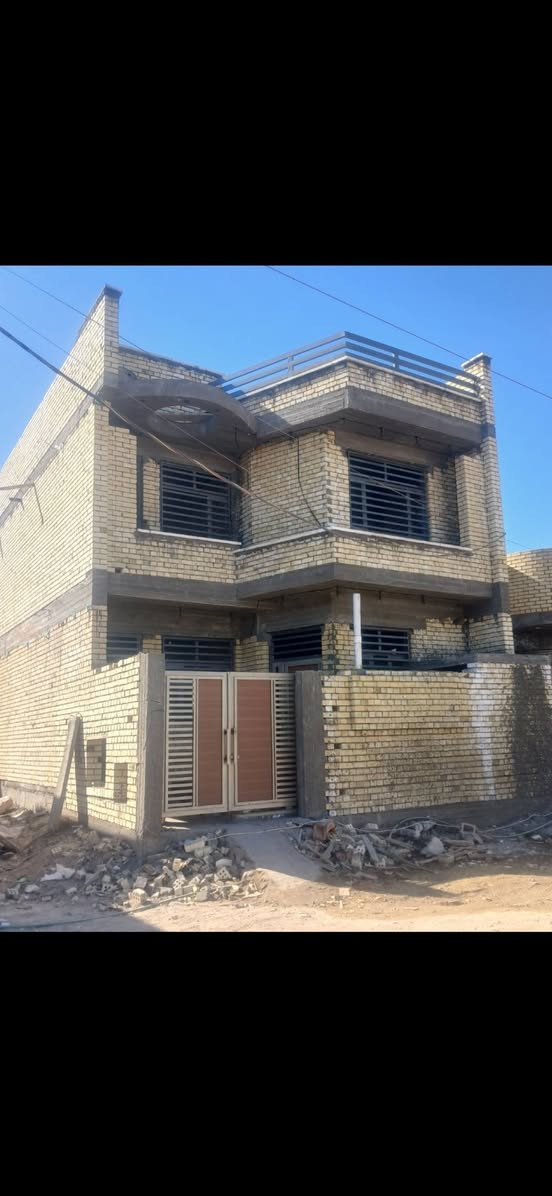 سلام عليكم دار للبيع طابقين مساحة١٢٨م واجهة٧ونص نزال ١٧م طابو زراعي سند٢٥ اقرار محكمه بناء طابوق  اساس رفت الطابق الاول يتكون من استقبال+مطبخ +صالة+غرفةنوم وحمام سويت وحمام مشترك ومنور الطابق الثاني يتكون من غرف نوم عدد٢ وحمام مشترك ومساحت درج وسطح خلفي البيت ماسس مي وكهرباء خدمات كاملة العنوان جسر ديالى الجديد منطقة الكرغوليه مقابل البانزين خانه تريد اكملة تريد على وضعة  السعر خاص الاستفسار رقم الهاتف*********** يوجد واتساب ...
