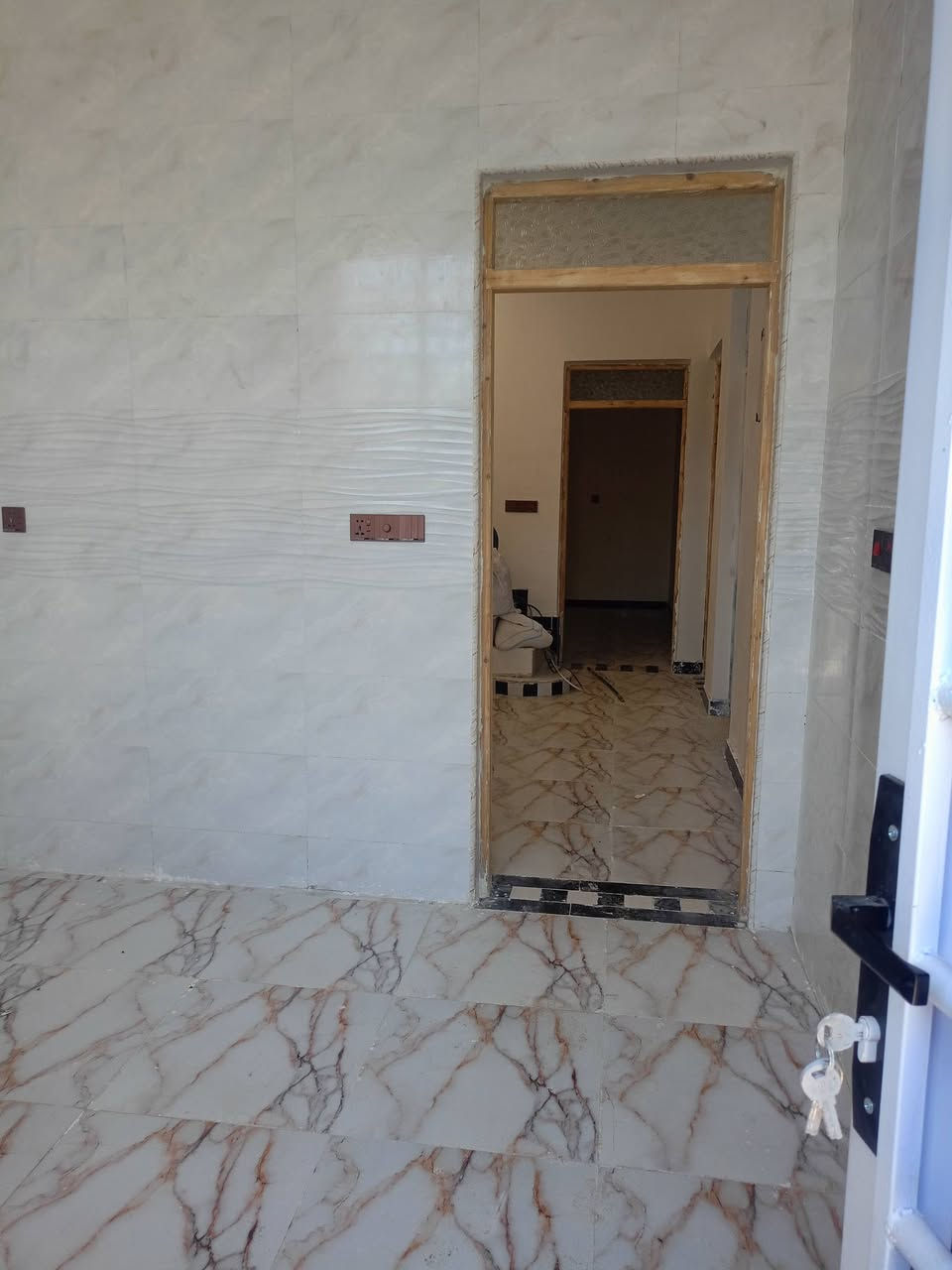 يا الله سلام عليكم بيت زراعي للبيع مساحة 130متر كافة الخدمات يتكون من غرفتين وديوانية وصحيات ومطبخ وصالة ومنور وحمام داخلي ناحية سديناوية نهايت السايدين السعر 70وبي مجال بسيط للاستفسار ***********
