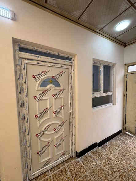 دار في رأس الجادة خلف سوق القصاصيب

فرع جدا عريض قريب على المدارس

وسوق رأس الجادة

قريب على المستوصف

مساحة الدار 75 متر واجهة 12متر

يحتوي على غرفتين نوم

ومشتملات وبيتونه 

سعر مناسب

للسعر والاستفسار الاتصال بنا على

*********** وتساب

***********

اهلا وسهلا بالجميع

مستعدين لاستقبال جميع العروض والطلابات

يوجد عدة عروض مناسبة

مستعدين للتعامل مع جميع المكاتب
