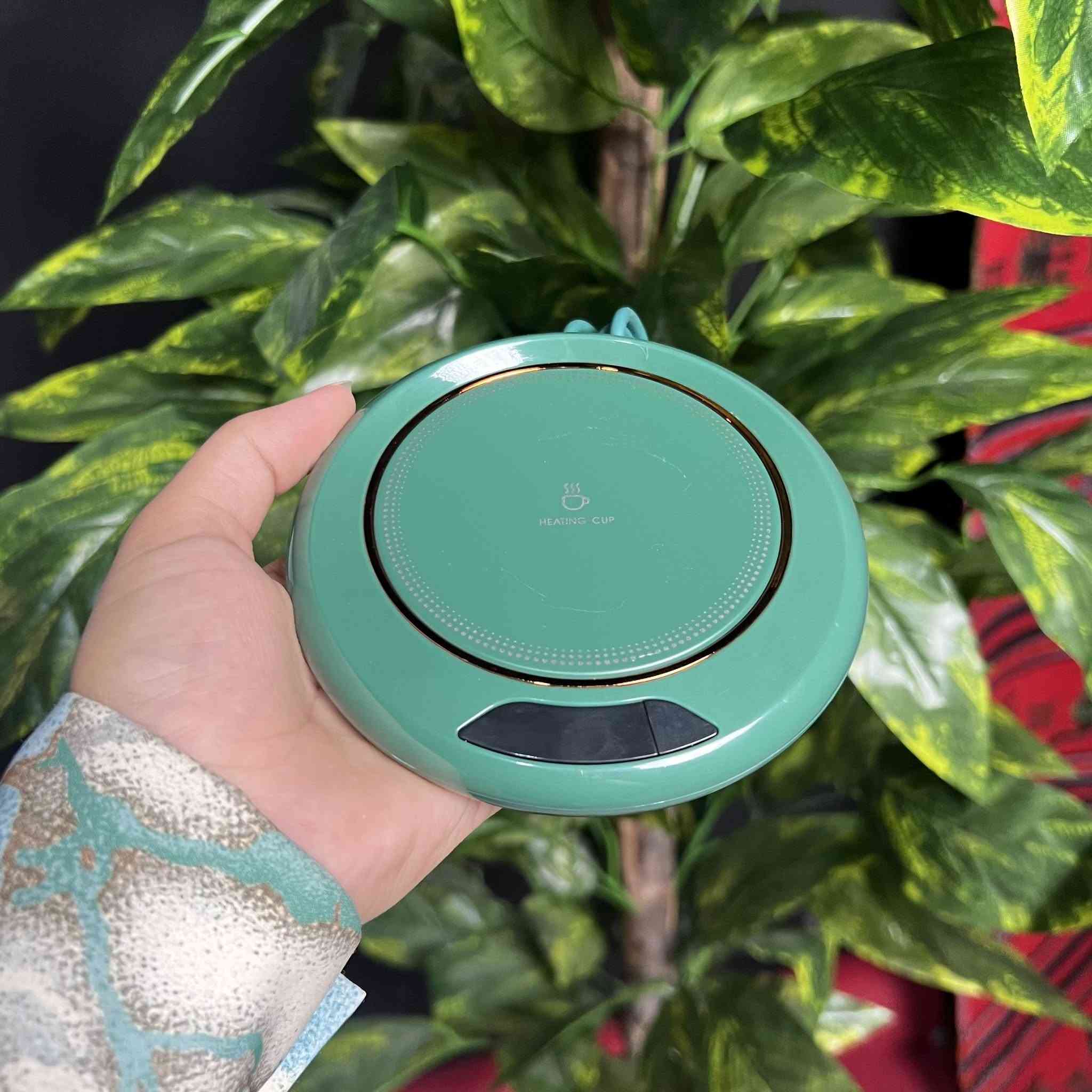 قاعدة تسخين الأكواب الذكية المستمرة M308 الذكية (Smart Constant Warm Coaster)
السعر 10 الالف 
قاعدة إلكترونية ذكية مخصصة للحفاظ على حرارة المشروبات وتسخينها بشكل مستمر وثابت مباشرة عبر سطح التسخين الذكي.

• شاشة رقمية مدمجة: تعرض درجة الحرارة بوضوح لمتابعة مستوى التسخين الحالي.

• تحكم ذكي بزر واحد: زر لمس مدمج (Key) لتشغيل وإطفاء الجهاز والتحكم في درجات الحرارة بسهولة وتغييرها بمقدار 10 درجات مئوية عند كل ضغطة.

• متعددة الاستخدامات للأوعية: مناسبة لتسخين الأكواب الزجاجية، المشروبات المعلبة (البوكس)، الأكواب البلاستيكية، والأكواب السيراميكية (يفضل استخدام أوعية ذات قاع مسطح لضمان أفضل توصيل حراري).

• درجات حرارة قابلة للتعديل: تبدأ حرارة التشغيل الافتراضية من 55 درجة مئوية، ويمكن زيادتها لتصل إلى الحرارة القصوى 75 درجة مئوية.

• اسم المنتج: HEATING CUP
• الموديل: M308
• الجهد الكهربائي المطلوب (Rated Voltage): بقوة 5V == 2A
• وزن المنتج (Product Weight): 110 غرام


**إذا كنت صاحب هذا الإعلان وتريد حذفه لأي سبب، رجاءا أرسل رسالة إلى الدعم الفني**