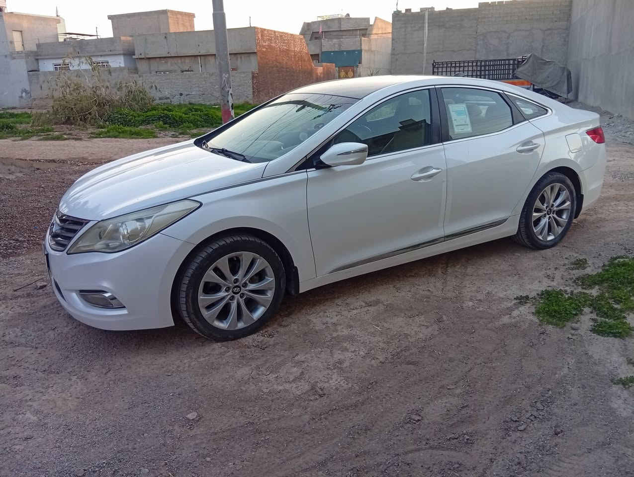 سياره ازيراء موديل 2015 خليجي مكفوله ماشيه 140 داخل اصفر نصف مواصفات محرك 3000 تخم تاير جديد سياره دينار ماتريدسونار موجود بل منشور   مكان ديالي خانقين سعر 138وبيهه مجال قليل رقم الهاتف ***********
