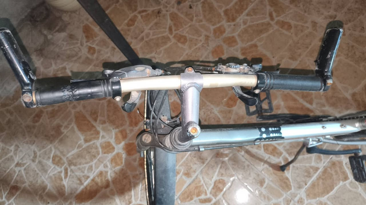 سلام عليكم شباب عندي بايسكل رياضي 
من شركه DBS شركه امريكيه 
 ما يرادله شي بس  تبديل جوب خلفي 
 الميكنه 8 كير 
الكير فقاس 
الخلفي و الامامي يشتغل دبلات شغاله 
بريكات شغاله
السعر 75 ...


**إذا كنت صاحب هذا الإعلان وتريد حذفه لأي سبب، رجاءا أرسل رسالة إلى الدعم الفني**