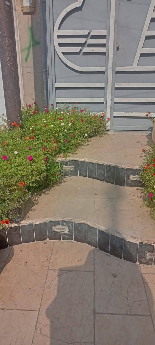 السلام عليكم 
مشتمل للبيع مساحة 100م الواجهة 5م والنزال 20م منطقة البنوك سوق الميثاق قرب ثانوية الاعتزاز فرع احذية ميرا
ثلاث طوابق الأول يحتوي على مدخلين و 2خدمات خارجية وداخلية استقبال 4×4 وصالة +مطبخ مفتوح+غرفة نوم5×4
الطابق الثاني غرفتين نوم 5×4و 5×5
وصالة وسطية كبيرة +خدمات 
الطابق الثالث ايضا غرفة نوم 5×4
وصالة كبيرة +خدمات 
والطابق الرابع غرفة مخزن  سندويج بنل 5×5
التواصل مع الرقم 
***********
***********
