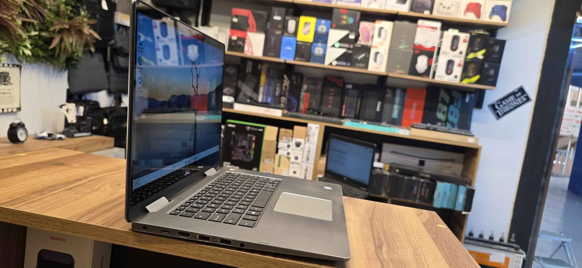 کوردی_ عربي

لابتۆپی Dell Inspiron 7573 بە مەرجی پاکی و پاتری ١٠٠٪! 💻 شاهانە بۆ کار و خوێندن ✨
​لابتۆپێکی ناوازە بۆ فرۆشتن بە مواسەفاتی بەرز و زۆر خاوێن. شاشەکەی کوالێتییەکی بێوێنەی هەیە (وەکو ئۆلێد وایە) و ٣٦٠ پلە دەسووڕێتەوە، واتە دەتوانی وەک تابلیتیش بەکاری بهێنیت! پاترییەکەی تازە گۆڕدراوە و ئەسڵییە ١٠٠٪.
​مواسەفات:
​پرۆسێسەر: Intel Core i7-8550U
​کارت شاشە: Nvidia MX130 (2GB) دبل کارت
​ڕام: 16GB DDR4 (خێرا و بێ بڕانەوە)
​هارد: 512GB SSD SATA
​شاشە: ١٥.٦ ئینج، لەمس (Touch)، ٣٦٠ پلە دەسووڕێتەوە بە ڕەنگی زۆر ڕوون.
​پاتری: نوێ و ئەسڵی ١٠٠٪ 🔋
​زۆر خاوێنە و لە دۆخێکی زۆر باشدایە 

عربي
​لابتوب ديل إنسبرون 7573 نظافة 100% وعبالك جديد! 💻✨
​للبيع لابتوب بمواصفات ممتازة وسعر مناسب، يفيد للدراسة، الشغل، والتصفح. الشاشة مالته خيالية (عبالك أوليد) وتفتر 360 درجة يعني تكدر تستخدمه مثل التابلت! 😍🔋 الباتري مالته أصلي وجديد 100%.
​المواصفات:
​المعالج: Intel Core i7-8550U (جيل ثامن قوي)
​كارت الشاشة: Nvidia MX130 (2GB) دبل كارت
​الذاكرة (الرام): 16GB DDR4 سريع جداً
​الهارد: 512GB SSD SATA
​الشاشة: 15.6 إنش، لمس (Touch) وتفتر 360 درجة، ألوانها فائقة الوضوح.
​البطارية: جديدة أصلية 100% 🔋
​النظافة: نظيف جداً وبحالة ممتازة أربيل, العراق


**إذا كنت صاحب هذا الإعلان وتريد حذفه لأي سبب، رجاءا أرسل رسالة إلى الدعم الفني**