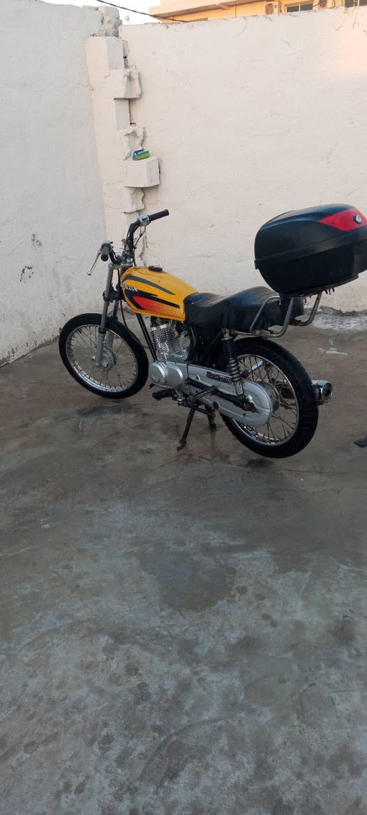 سلام عليكم دراجة ناما انتنس محرك نضيف ما مفتوح منه برغي بدون أوراق مكفوله السعر 650الف وبيها مجال الشراي يتصل على الرقم ***********
