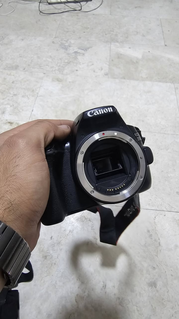 Canon D250 (EOS 250D)
دقّة عالية 24.1MP مع مستشعر APS-C لإخراج صور واضحة وتفاصيل ممتازة.

تصوير فيديو 4K مناسب لليوتيوب وصناعة المحتوى.

معالج DIGIC 8 السريع لمعالجة الصور بجودة أفضل وألوان طبيعية.

شاشة متقلبة تعمل باللمس (Touch & Flip Screen) ممتازة للتصوير الذاتي والفلوغات.

نظام تركيز تلقائي Dual Pixel AF سريع جدًا مع تتبع للوجوه.

أداء ممتاز في الإضاءة الضعيفة بفضل ISO العالي.

اتصال Wi-Fi + Bluetooth لنقل الصور مباشرة للهاتف بدون أسلاك.

بطارية تدوم لفترة طويلة مقارنة بكاميرات الفئة نفسها.

خفيفة الوزن وسهلة الحمل — مناسبة للمبتدئين والمحترفين.

📢 إعلان جاهز بعد إضافة المميزات

للبيع — كاميرا Canon D250 مع ملحقات كاملة + Osmo Mobile + بطاقة 64GB + حامل + مثبت صدر

أعرض لكم كاميرا Canon D250 بحالة ممتازة مع مجموعة ملحقات كاملة جاهزة للتصوير:

🎥 مميزات الكاميرا Canon D250:

دقة تصوير 24.1 ميجابكسل — وضوح عالي جدًا.

تصوير فيديو بدقة 4K UHD.

شاشة متحركة تعمل باللمس — مثالية للفلوغات.

نظام تركيز Dual Pixel سريع ودقيق.

اتصال Wi-Fi و Bluetooth لنقل الصور فورًا للهاتف.

أداء عالي في الإضاءة الضعيفة.

بطارية قوية تكفي جلسات تصوير طويلة.

كاميرا خفيفة ومناسبة للسفر وصناعة المحتوى.

📦 الملحقات المرفقة:

Osmo Mobile مثبت هاتف لتصوير ثابت وسلس.

قارئ ذاكرة ثلاثي (Triple Card Reader) لنقل الصور والملفات بسهولة.

ذاكرة 64GB — مساحة كافية للفيديو والصور.

حامل ثلاثي (Tripod) للتصوير الثابت.

مثبت صدر (Chest Mount) لتصوير الحركة والأنشطة.

السعر 725,000 دينار عراقي
📍 المكان: بغداد- المنصور


**إذا كنت صاحب هذا الإعلان وتريد حذفه لأي سبب، رجاءا أرسل رسالة إلى الدعم الفني**