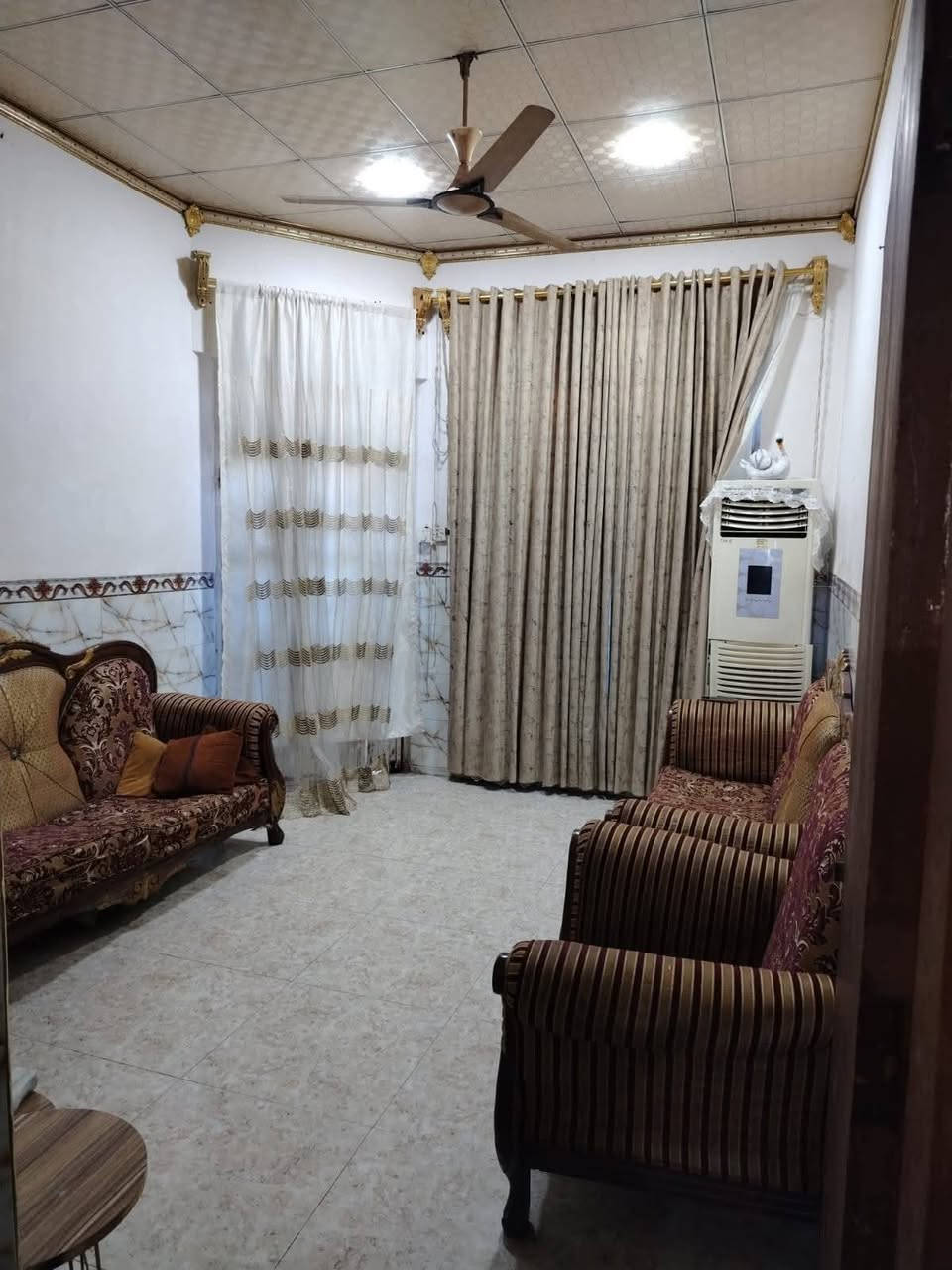 الدار للبيع المساحه ١٠٠ متر قاطين الطابق الأول متكون من استقبال وغرفه وصاله ومطبخ وصحيات الطابق الثاني متكون من ٣ غرف العنوان ميسان ابو رمانه خلف الطاقه للاستفسار ***********
