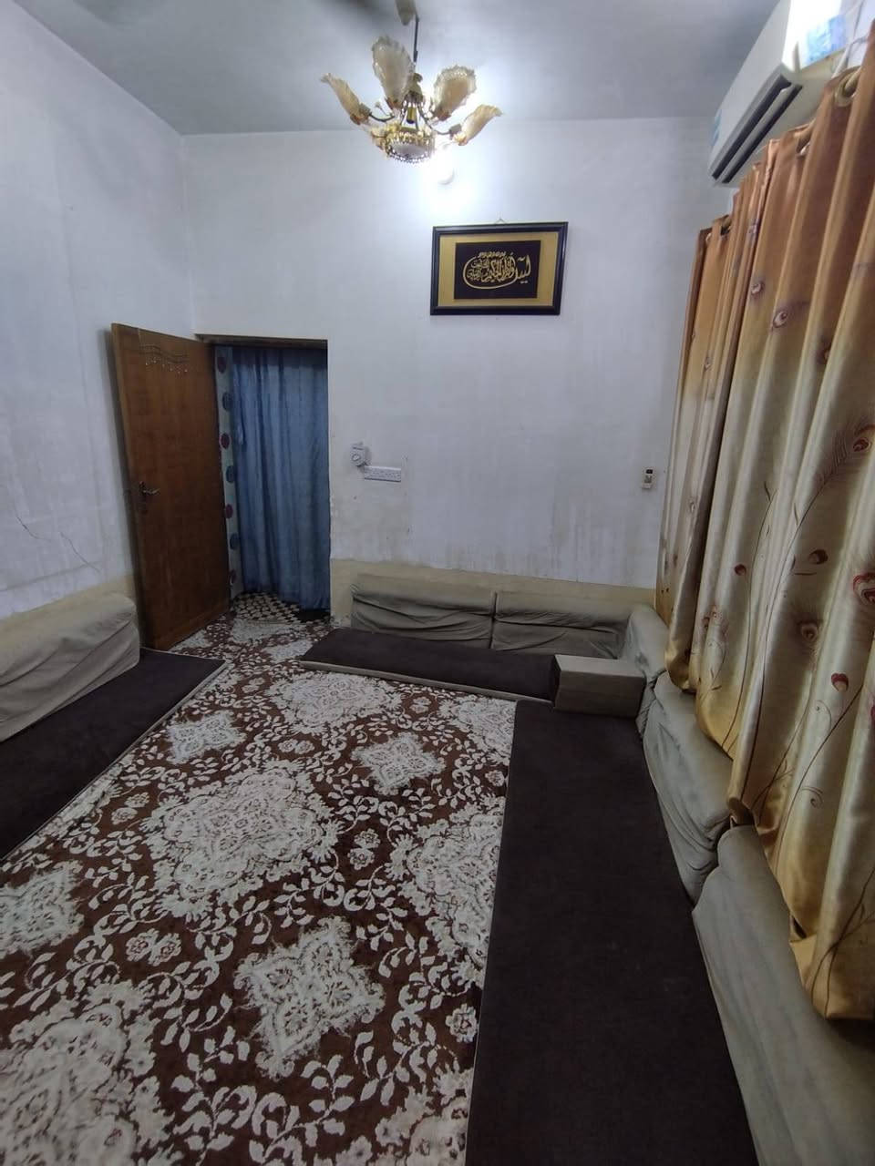 سلام عليكم
بيت للبيع في كربلاء المقدسة 
الحر / حي سومر قرب البوبيات
المساحة 100 متر 
الواجها 5 و النزال 20
يتكون من استقبال _ مطبخ _ صالة غرفة نوم + 2 حمام وتواليت _ منور _ خلفية
للاستفسار تواصل مع صاحب الدار
***********
