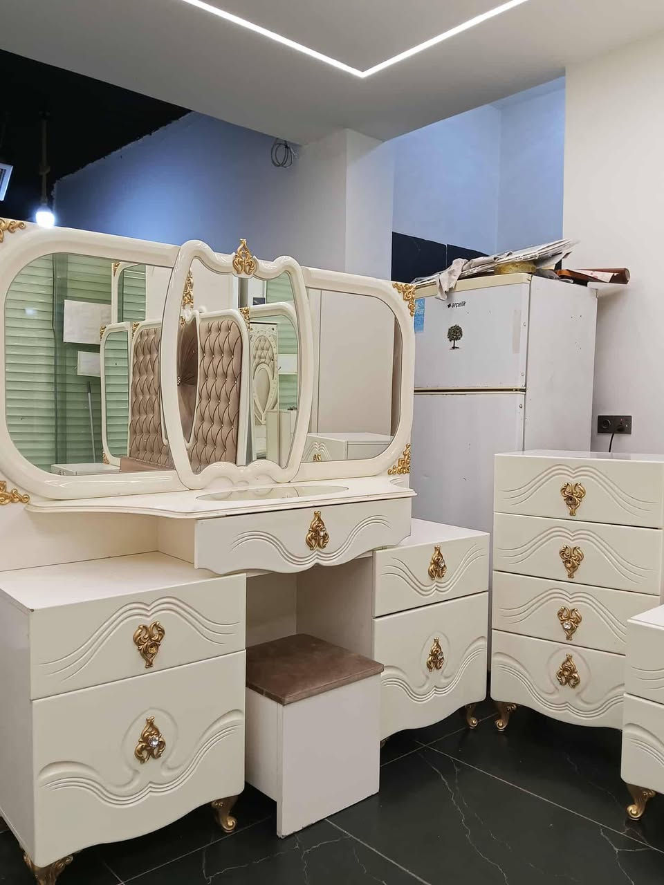 صيغة فخمة: ✨ غرفة نوم ملكية للبيع ✨
تصميم راقٍ بلون أبيض مع زخارف ذهبية أنيقة
نظيفة جداً واستعمال خفيف
تضفي فخامة وأناقة لغرفة نومك 👑
📞 للجادين فقط


**إذا كنت صاحب هذا الإعلان وتريد حذفه لأي سبب، رجاءا أرسل رسالة إلى الدعم الفني**