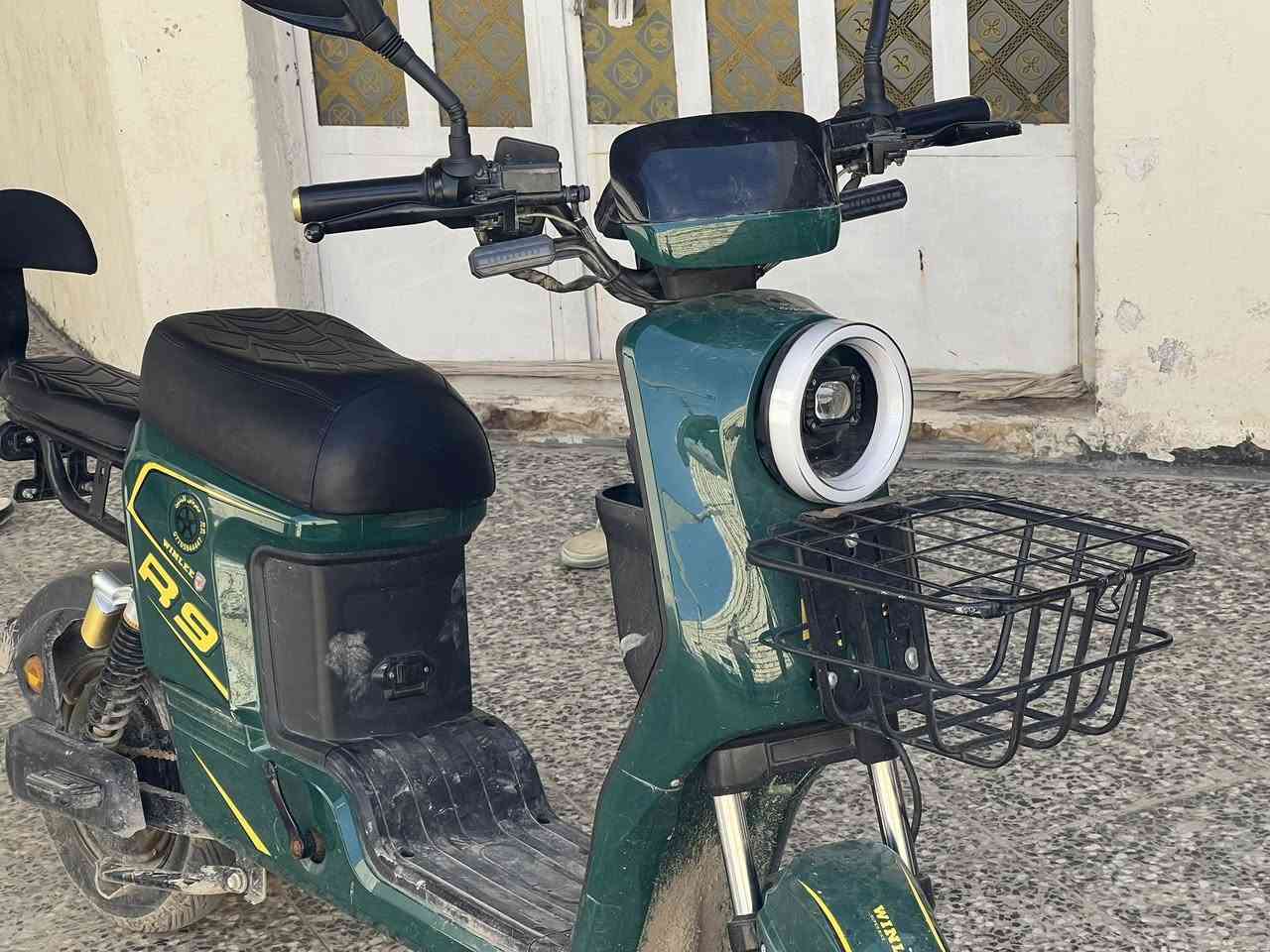 دراجه شحن R9 جديد للبيع 2026💥
المكان: بغداد 💥 
الون : زيتوني💥
الون الويل :اسود :مميز💥
المواصفات
السرعه :تقرة 109
يعمل بنضام 4سرع💫
جهاز إنذار :عند السرقة💥
قفل السرج : او البطارية 💥
ويل كب.💥
بريكات دسك هايدروليك امامي وخلفي 💥
بطاريات 5 جدد 60A....... 12V💥
بايدر مساعد :وايضا يشحن البطارية💥
سلة أمامية 💥
تيرات :جوبلس💥
دواسات دبلات :4 :2 أمامي :2 خلفي💥
اشاير يمنه يسره دبل اشارة💥 
لد :نهاري💥
لد :ليلي💥
لد :ليلي :إضافي💥
لد :خلفي 💥
مفتاح 🔑 
وبصمة تشغيل عن بعد 💥
شاشة تقرأ :العطلات :والسرعة :والكيلو متر:وشحن البطارية.
وتوجد به خاصية الرجوع الى الخلف نضام البك R💥
وغيرها من المواصفات الدارجه معروفه💥
مراوس بلي فايف مراوس بلي فايف


**إذا كنت صاحب هذا الإعلان وتريد حذفه لأي سبب، رجاءا أرسل رسالة إلى الدعم الفني**