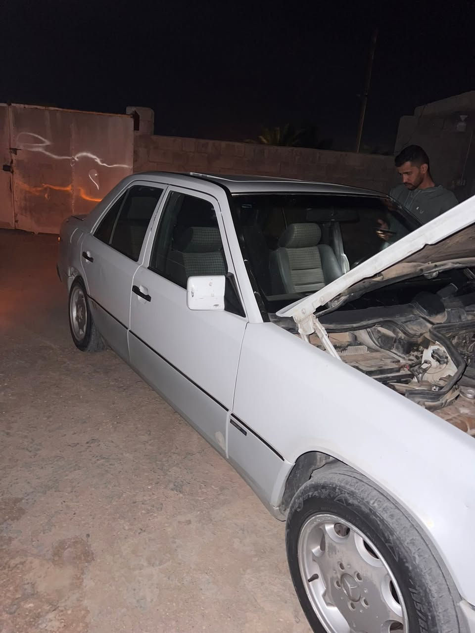 السلام عليكم اخوان مارسدس دب موديل 91 رقم واسط سياره بلاديه مكفوله من الضربه والصبغ والخياس سياره بدي جدا نضيف قطره خياس ما بيهه محرك بلادي عنكبوت 300 السعر 60 للاستفسار *********** العنوان واسط الكوت الجديده
