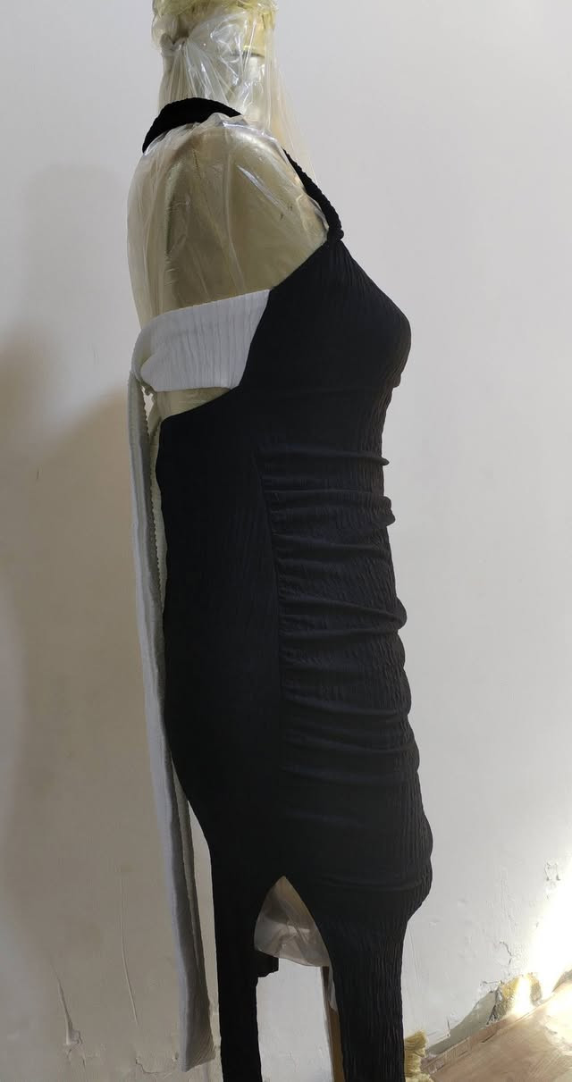 فساتين مناسبه مستخدماات جدأ قليل اخو الجديد  اي استفسار هذا رقم الواتساب ***********
