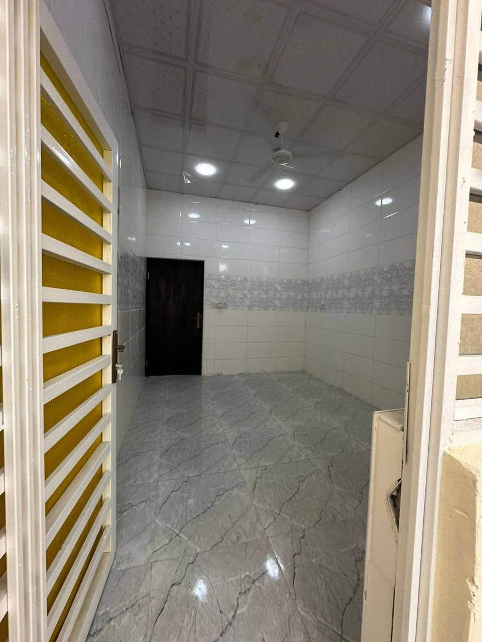 بيت للبيع شارع زين العابدين قرب مجمع عالم لرواد
١٥٠ متر طابو زاعي سند ٢٥ بسم عراقي وكاله ومكتبه ونسخه من طابو لبيت كامل من كلشي سعر ٧٧ 
*********** البصرة, العراق
