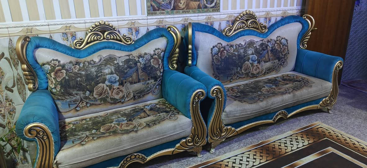 التفاصيل: تخم قنفات بتصميم كلاسيكي ملكي مميز، يتسع لـ 10 مقاعد.
الألوان: فيروزي ملكي مع خشب ذهبي، والظهر قماش بنقشات مناظر طبيعية وورود كلاسيكية راقية (مثل ما واضح بالصور).
حالة الإسفنج والخشب: بحالة جيدة جداً ونظافة الخشب ممتازة، الإسفنج ماله مريح وقوي والخشب متين. فقط يحتاج تنظيف
الموقع: بغداد / سبع البور / شارع السوداني .
السعر المطلوب: 550دينار عراقي (وبيه مجال طيب للشراي الصامل).
ملاحظة: التحميل والنقل يتحملها الأخ المشتري.
للإستفسار أو المعاينة، يرجى مراسلة الخاص أو الاتصال على الرقم: [***********]
