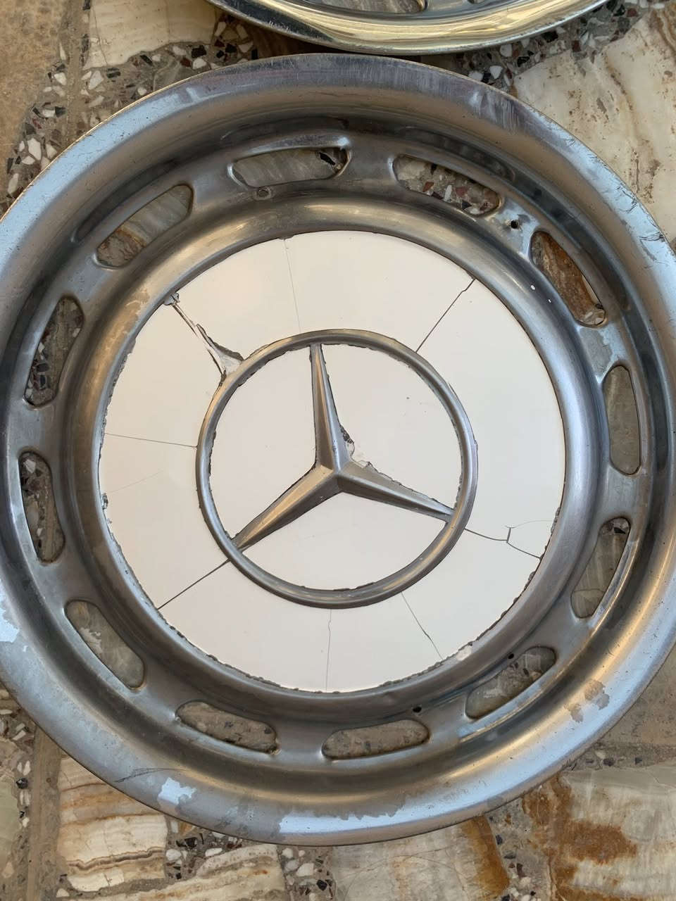 السلام عليكم 
كبات مارسدس مشتريهم ب 150 نضافه  مثل ما موضح بصور بيهن شخوط بصيطه رايدهم 75 نوع ثقيل حجم 14 اصليات تريد تجي تريد توصيل موجود مكان بغداد حي البتول 

*********** رقم
