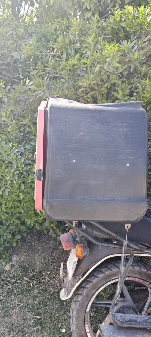 السلام عليكم صندوق بلاستيك للبيع نضيف كلشي ما بيه كامل ملحقات سعرة 20 مكاني بغداد  الغزالية رقم ***********
