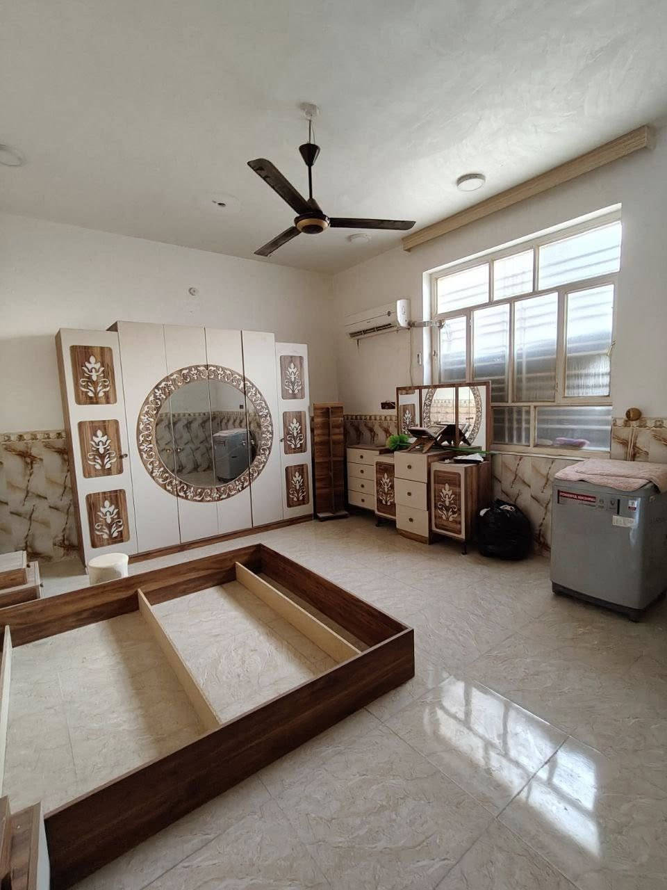 السلام عليكم 

بيت للبيع 100 متر مربع 

المكان ابو خستاوي شارع سيد علي خلف حسينيه موسى الكاضم داخل الفرع عن الشارع 50 متر 

يحتوي على مطبخ مع صاله مع غرفه مع كندور ويا المطبخ مفتوح على الصاله 

للاستفسار ***********
