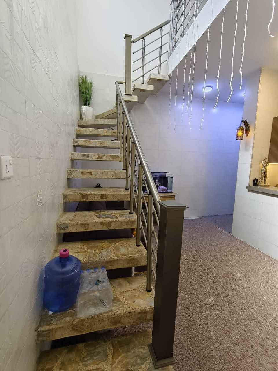 دار للبيع مساحه 80متر مربع 5*16 العنوان مدخل الحمل على شارع 15 عريض
***********
