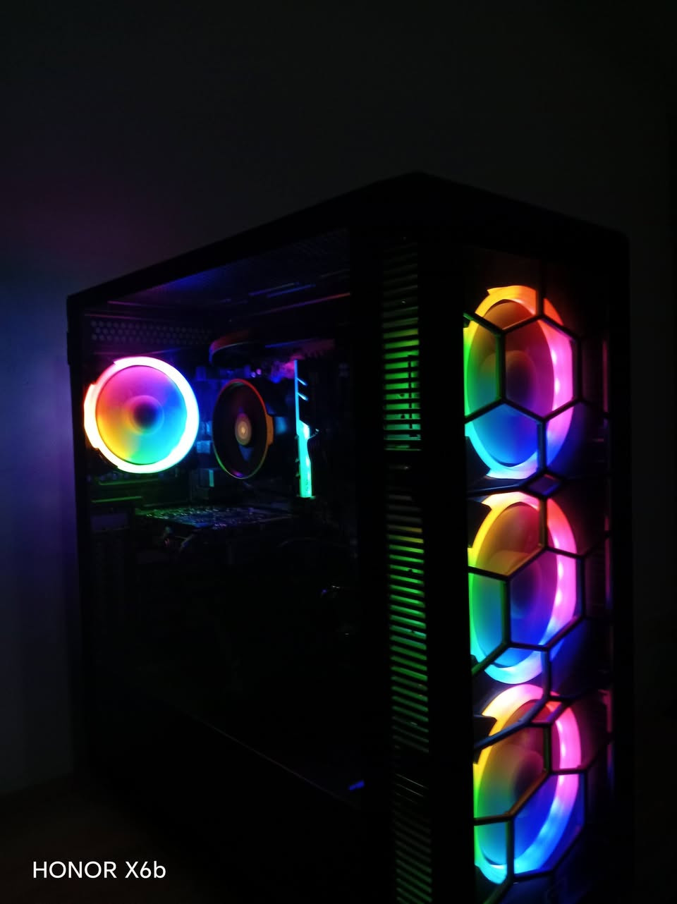 تجميعة PCكاملة (620,000)
CPU:AMD Ryzen 5 5500
GPU:NVIDIA GeForce GTX 1650
M.B:GIGABYTE B550M K
RAM;8GB DDR4 G.SKILL Trident Z RGB 3200MHz
STORG:Corsair Force Series MP510 NVMe M.2 SSD 256GB
PUS:GALAX OMEGA GL500S 500W
CAES:ATX 4×FAN RGB
ملاحظة: كراتين القطع الأصلية متوفرة وموجودة مع الجهاز.
المذربورد من شركة GIGABYTE يدعم PCIe 4.0 
4 منافذ رامات+منفذين m.2 NVMe


**إذا كنت صاحب هذا الإعلان وتريد حذفه لأي سبب، رجاءا أرسل رسالة إلى الدعم الفني**