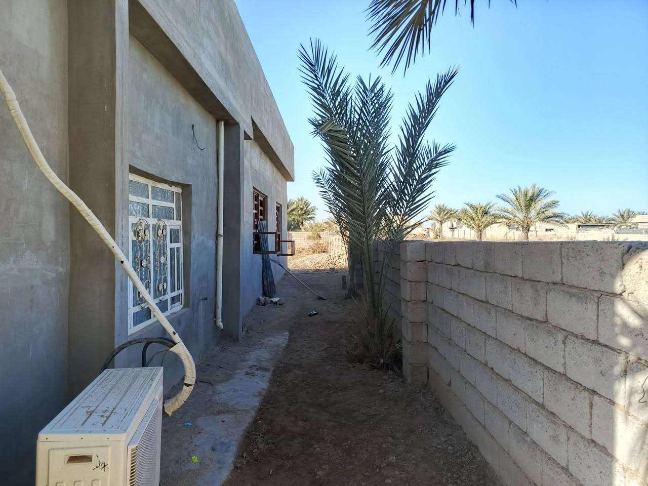 دار للبيع في قريه الأمين قرب جسر الدواليب المساحه نص دونم الاتصال على ال***********
