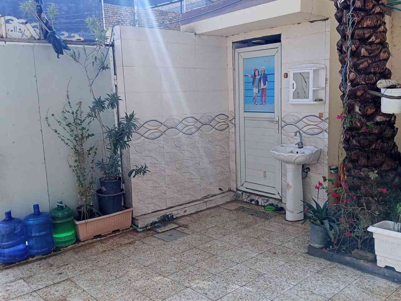 السلام عليكم
بيت 152متر 
الطابق الارضي 
غرفتين 
صاله 
مطبخ حار ،بارد 
استقبال 
2 مجاميع صحيه 

الطابق الثاني 
غرفتين 
صاله 
مجمع حمام 

رباط شريطي صب 
السقف طابوق (عكاده) بناء كلش نضيف 
موقع : حي الوفاء _شارع عشرين مقابل حي الجزيره 
المساحه 200 متر مببوع منه 4في11.75
باقي الوجه 6متر من البيت نزال 20
مساحه واسعه 
السعر 170 وقابل لتفاوض
للاستفسار : ‏‪***********‬‏
