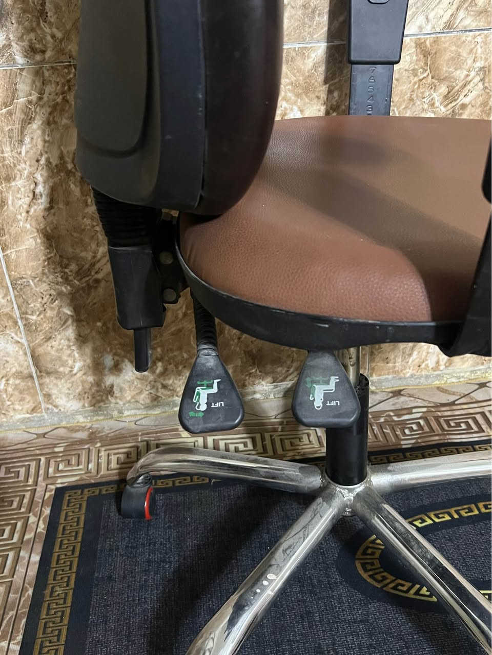 كرسي گيمنك ومكتب باله اصلي ڪل اللدات شغاله بي متحرك فرار ڪُلشـي شغال وباب اول اصلي ذات مقعد واسع ومريح وتجوه ضهر متحركة تگدر انت ترتبه حسب مزاجك السعر 50الف بغداد, العراق


**إذا كنت صاحب هذا الإعلان وتريد حذفه لأي سبب، رجاءا أرسل رسالة إلى الدعم الفني**