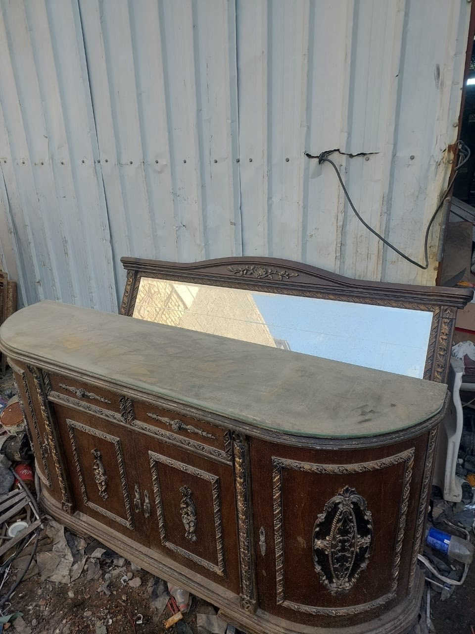 السلام عليكم
ميز طعام انتيكا  ست كراسي وملحقاتة ويا
سعرة 300
مكانة الحبيبية رقم الهاتف ‭0770 649 0164‬
