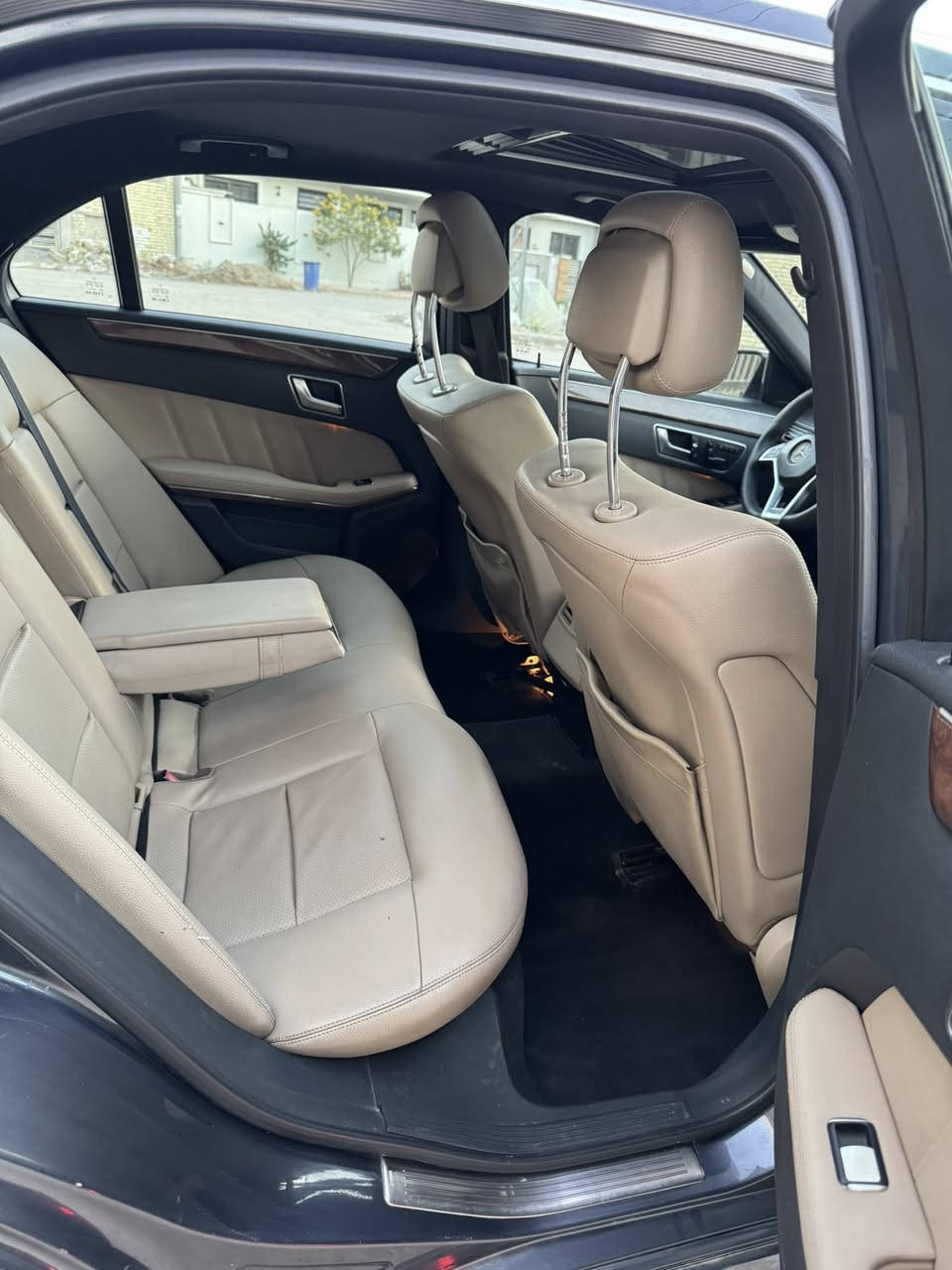 مارسدس E350 موديل 2013 
رقم بغداد مميز 
فول مواصفات سلايد فتحة تو ويل 
حادث بنيد وبدل نفس الون 
ماشية 150 
سيارة حيل نظيفة كلشي عل بلاد جديد 
سنوية هزة كلشي جديد
باسمي السنوية
سيارة مابيـها دينار مصرف كامل من كل نواحي
السعر 185 وبيها مجال 
مكاني بغداد الدورة
رقم ***********
